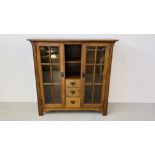 A GOOD QUALITY COMBINATION OAK DISPLAY CABINET WITH CENTRAL DRAWERS AND SHELVES WIDTH 130CM.