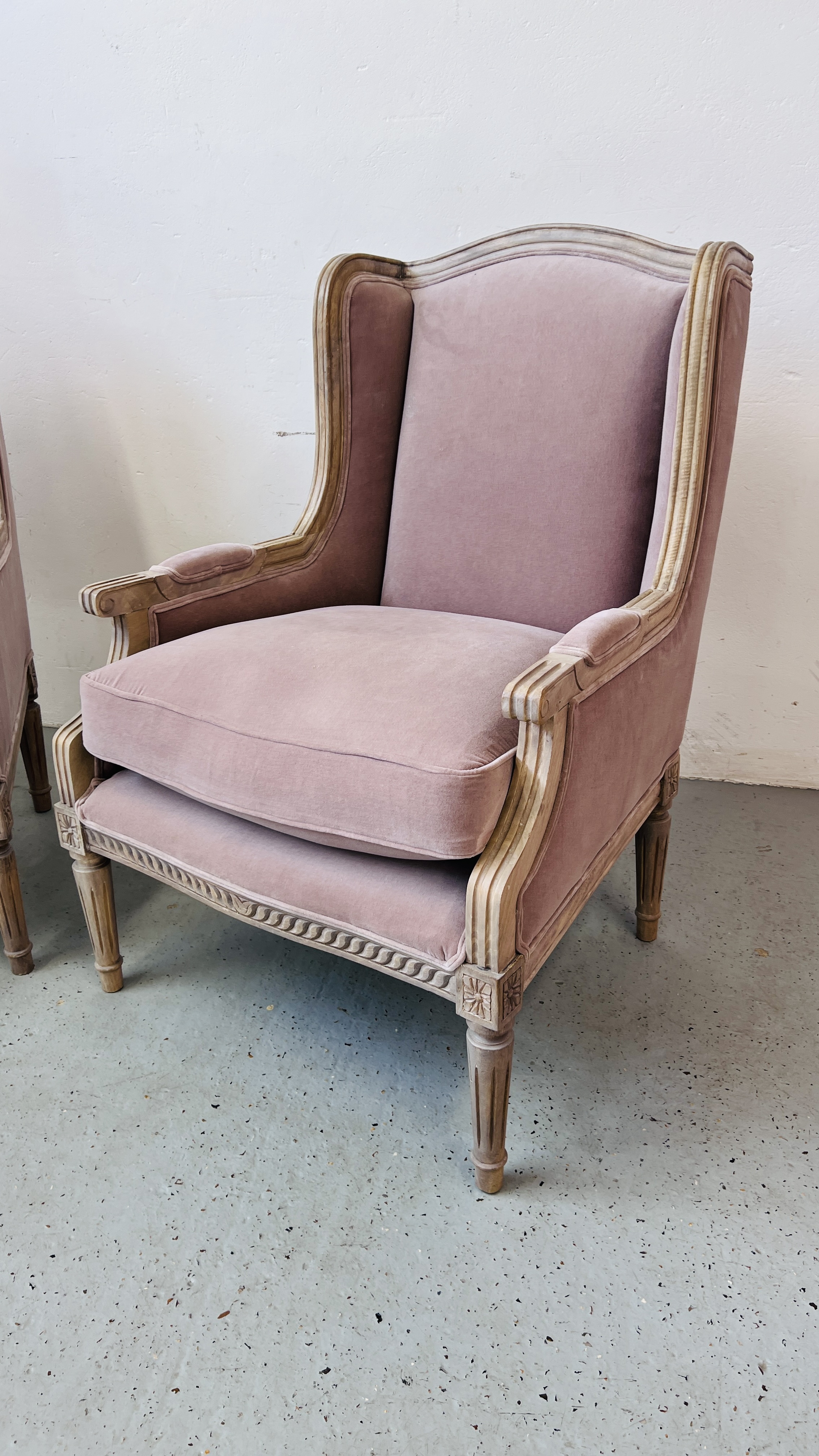 A PAIR OF GOOD QUALITY REPRODUCTION DUNELM LIMED FINISH FRENCH STYLE ARM CHAIRS WITH MAUVE - Image 3 of 15