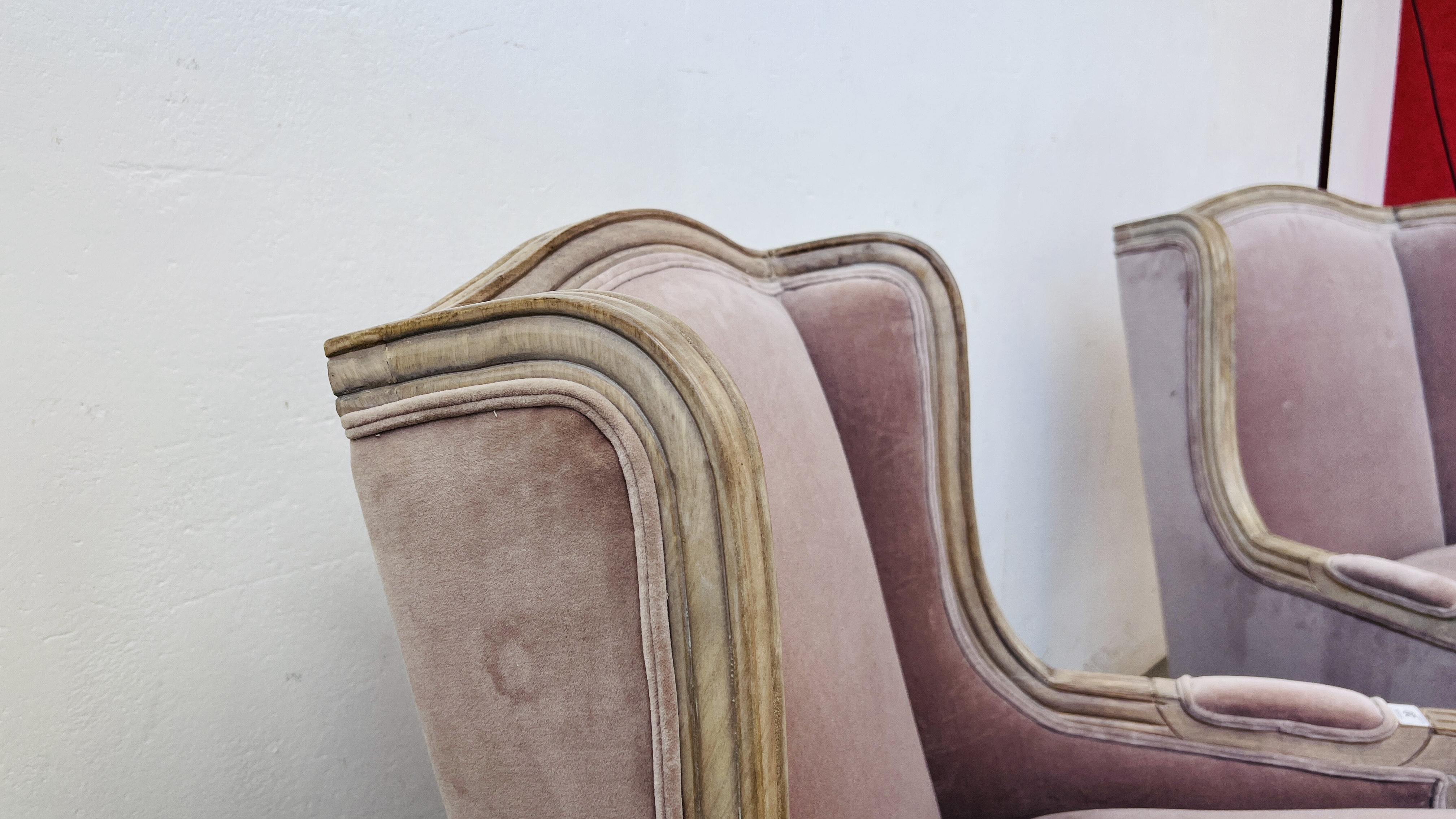 A PAIR OF GOOD QUALITY REPRODUCTION DUNELM LIMED FINISH FRENCH STYLE ARM CHAIRS WITH MAUVE - Image 10 of 15