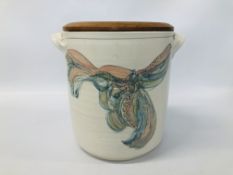 A MODERN STUDIO POTTERY JAR WITH WOODEN LID DESIGNED BY DAVID AND MICHELLE WALTERS.