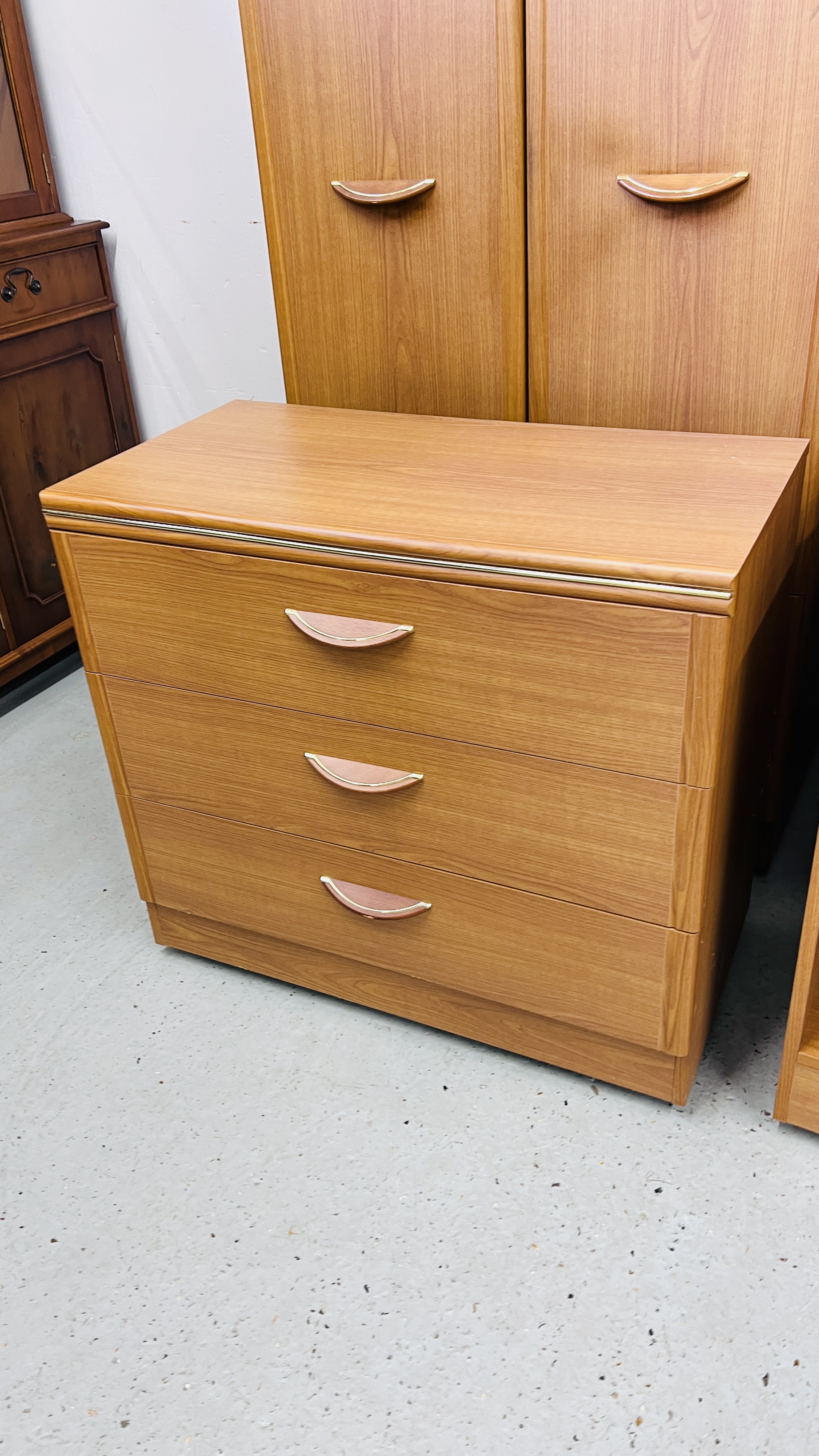 A SUITE OF ALSTONS CHERRYWOOD FINISH BEDROOM FURNITURE COMPRISING OF DOUBLE WARDROBE WITH TWO - Image 4 of 7