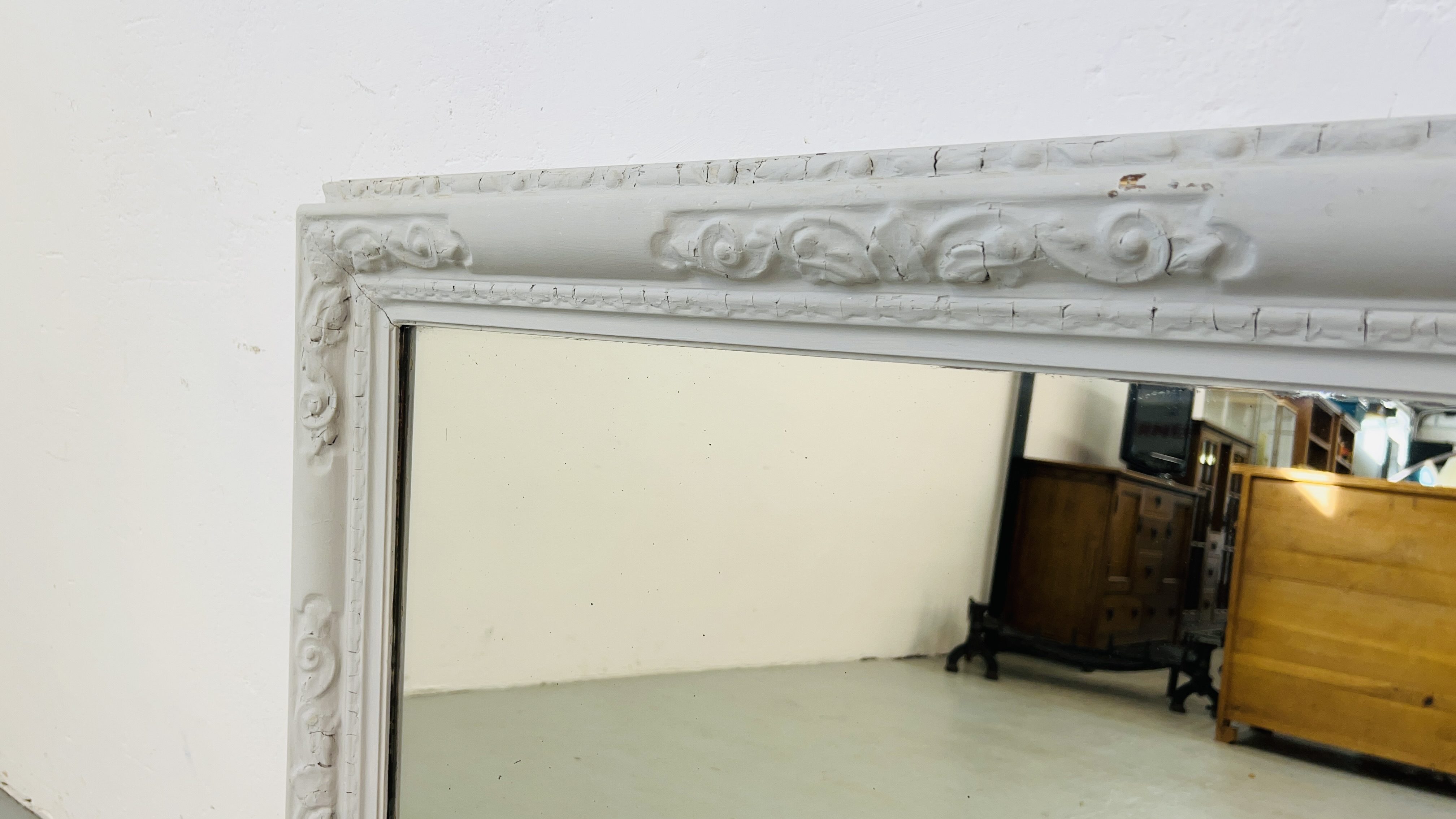 A RUSTIC STYLE RECTANGULAR WALL MIRROR IN PAINTED FRAME. - Image 5 of 6