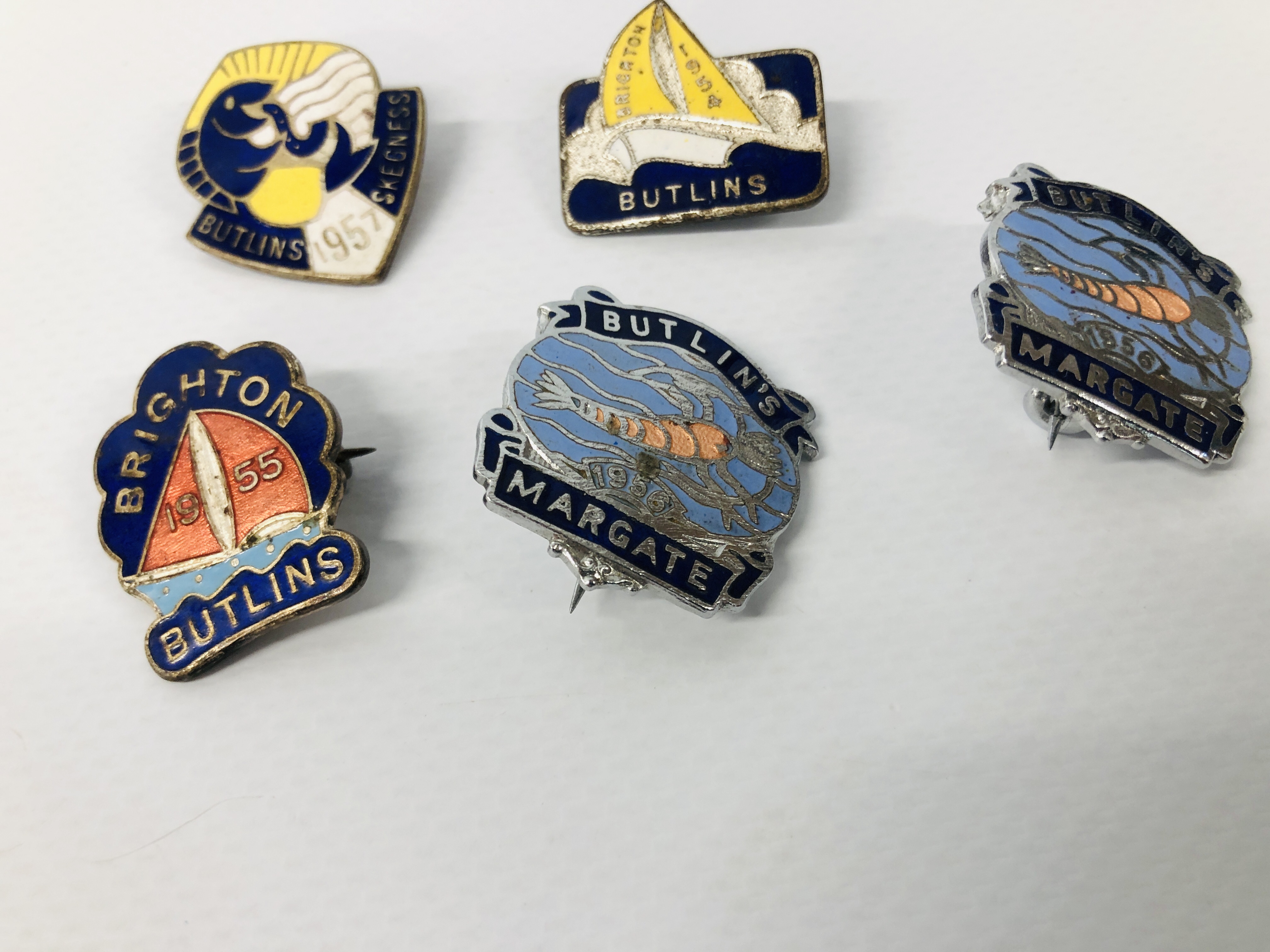 FIVE VINTAGE ENAMELLED BUTLINS BADGES TO INCLUDE MARGATE, 1957 SKEGNESS, 1955 AND 1954 BRIGHTON, - Image 6 of 7