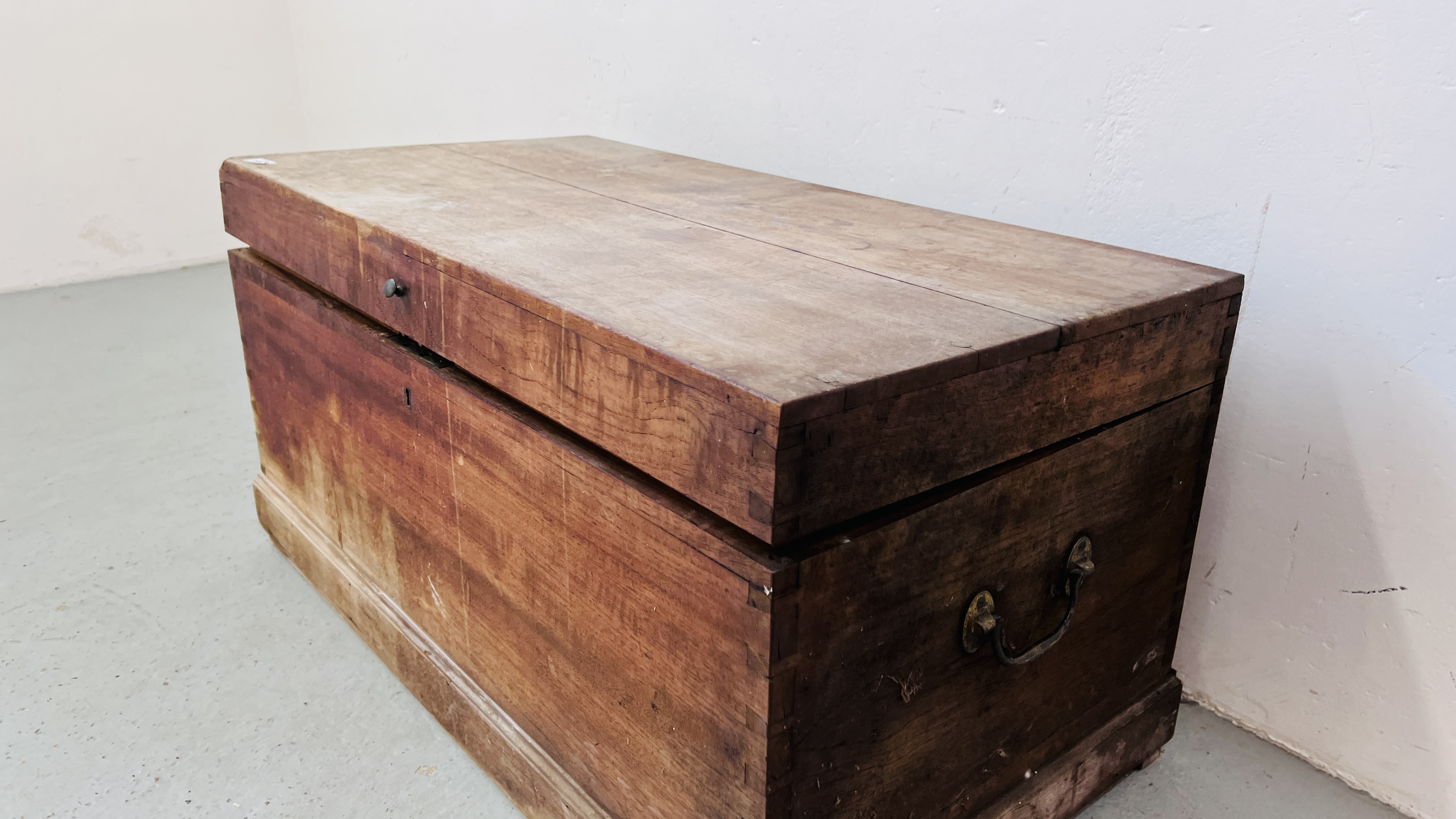 AN ANTIQUE MAHOGANY BLANKET CHEST WITH CANDLE DRAWER WIDTH 93CM. DEPTH 49CM. HEIGHT 46CM. - Image 4 of 10