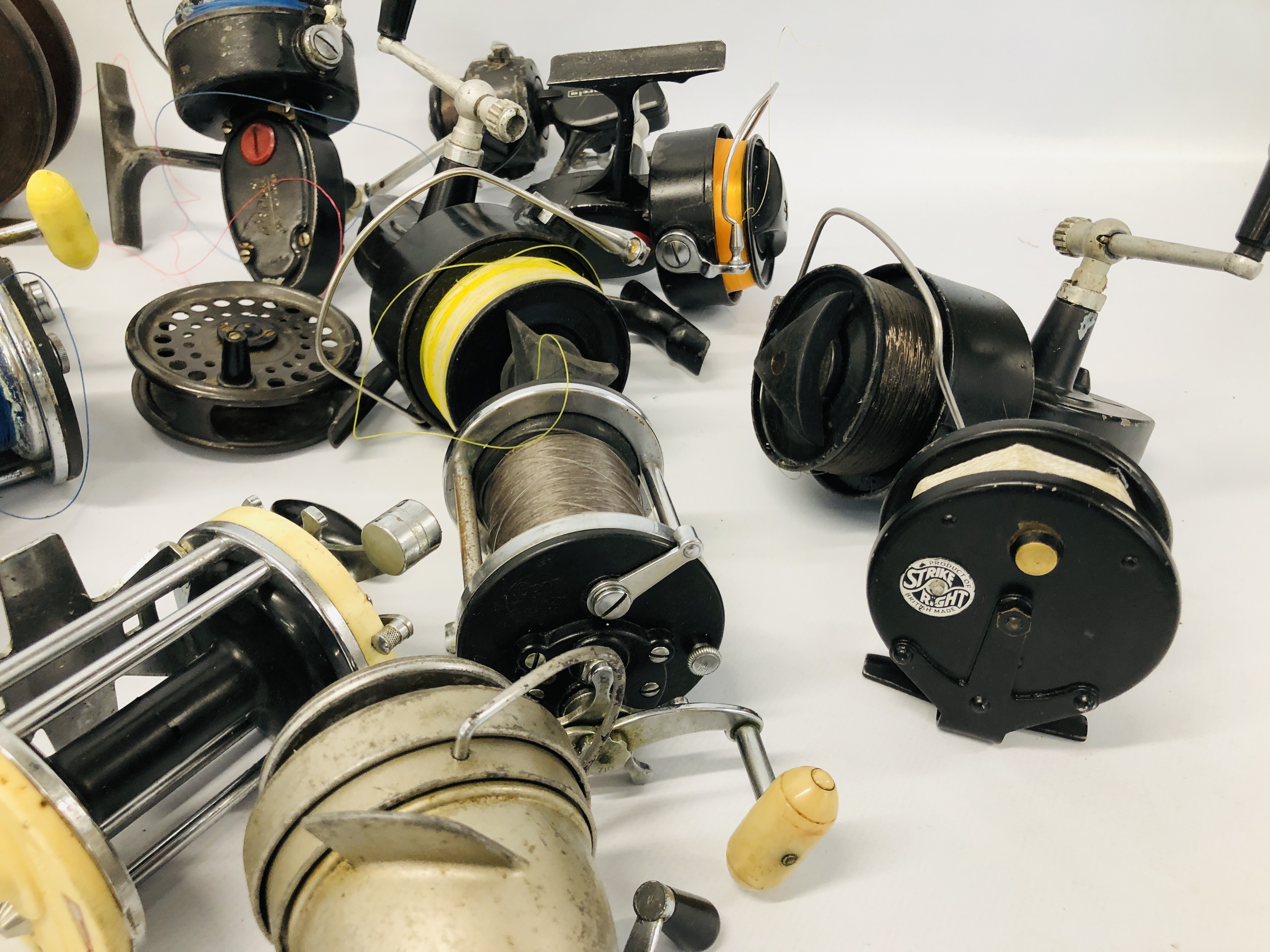 20 VARIOUS VINTAGE FISHING REEL TO INCLUDE MITCHELLS, PENN AND CENTRE PINS ETC. - Image 6 of 7