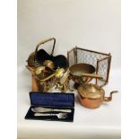 A GROUP OF VINTAG BRASS AND COPPERWARES TO INCLUDE FIRE DOGS, COPPER COAL HELMET, COPPER JUG,