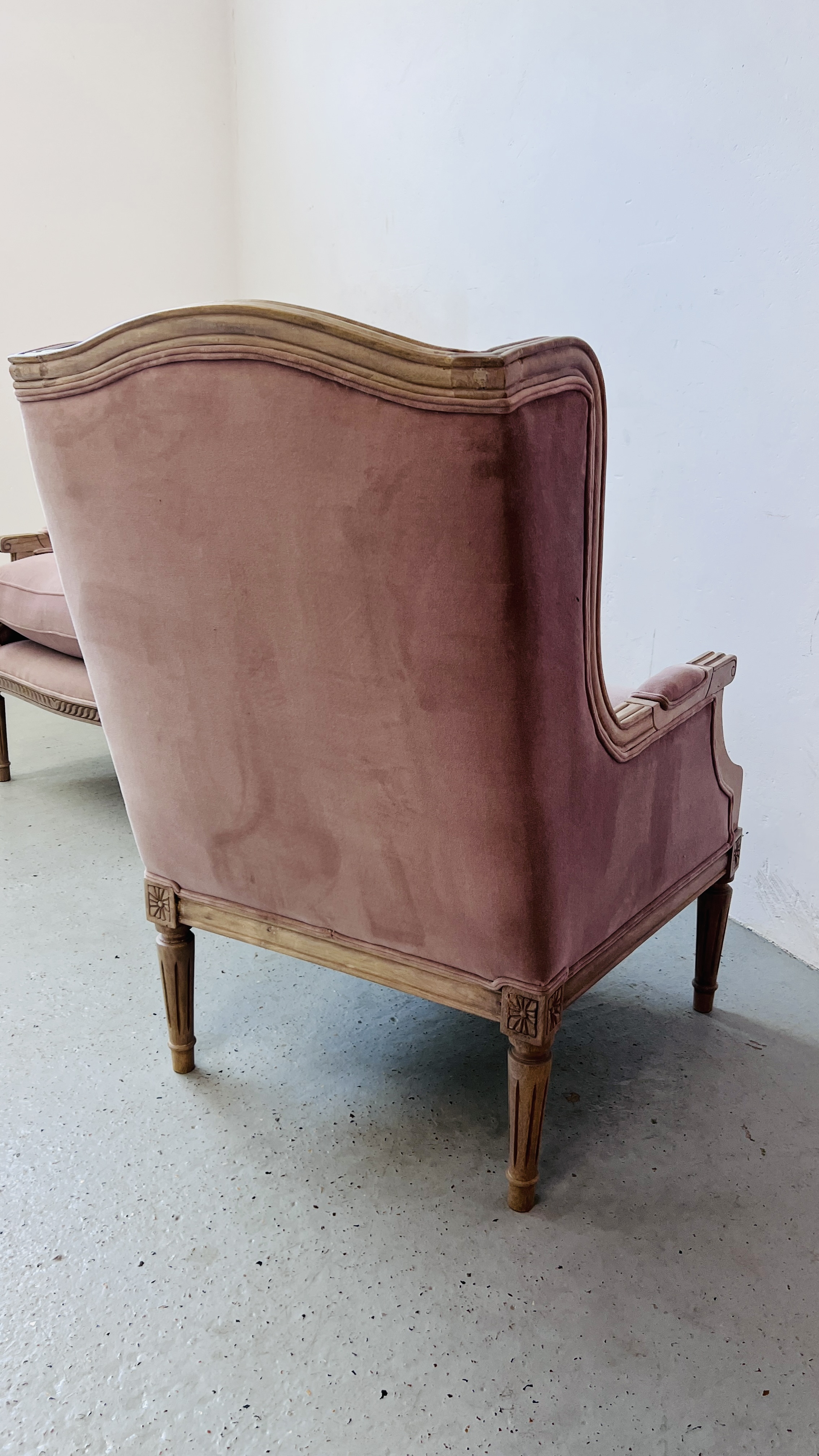 A PAIR OF GOOD QUALITY REPRODUCTION DUNELM LIMED FINISH FRENCH STYLE ARM CHAIRS WITH MAUVE - Image 15 of 15