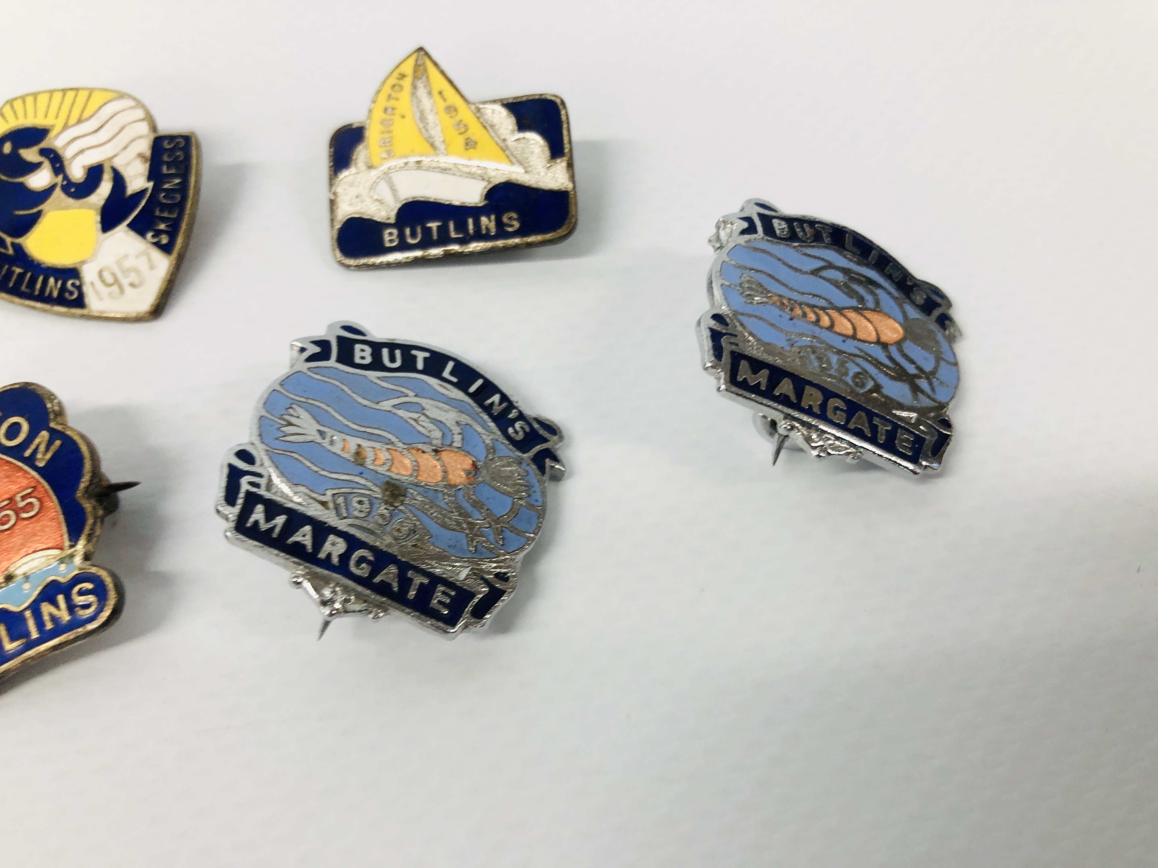 FIVE VINTAGE ENAMELLED BUTLINS BADGES TO INCLUDE MARGATE, 1957 SKEGNESS, 1955 AND 1954 BRIGHTON, - Image 5 of 7