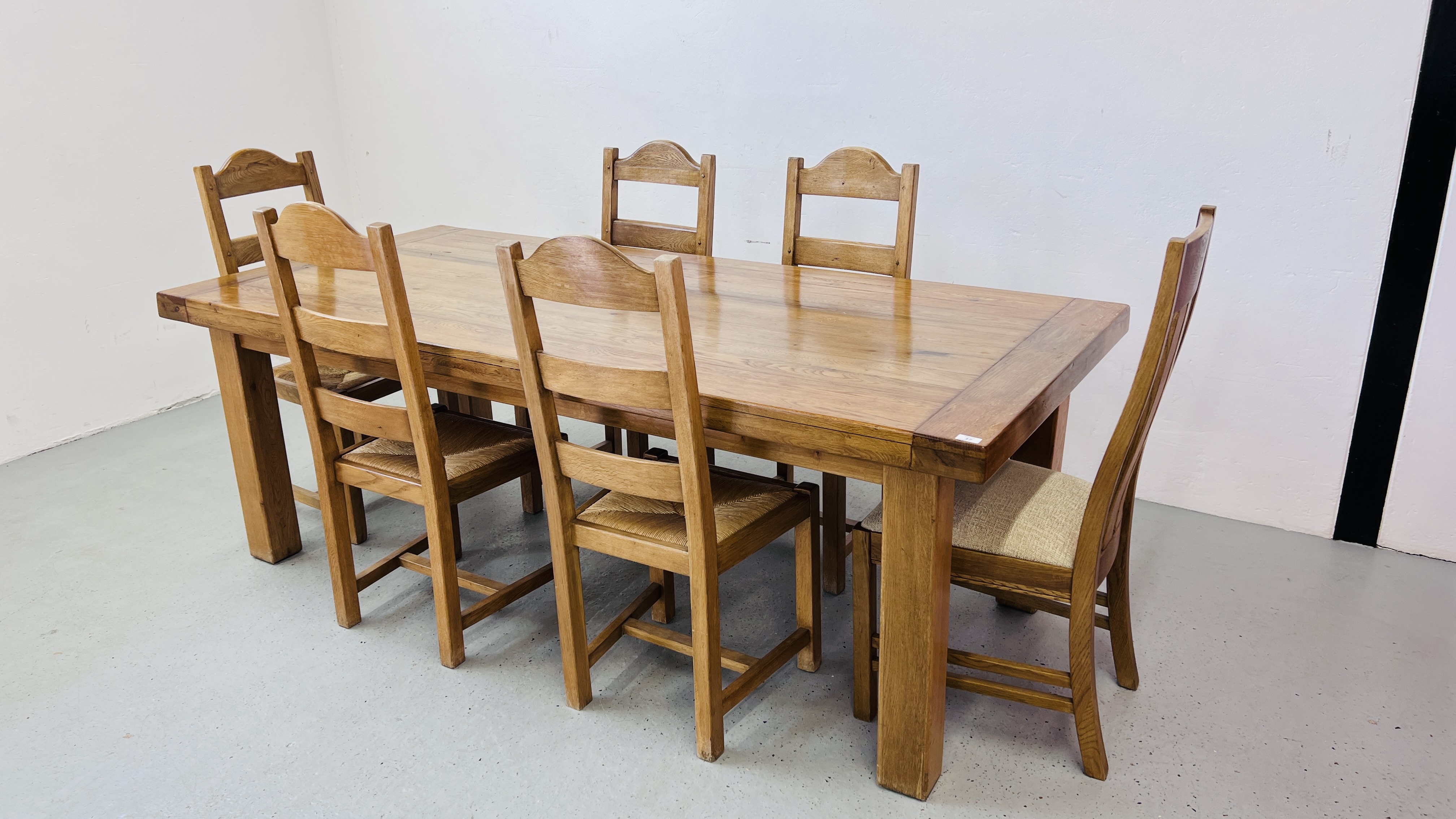 A MODERN SOLID OAK DINING TABLE LENGTH 220CM,