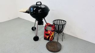 AN AS NEW KETTLE BBQ WITH FOLDING CHOPPING BOARD,