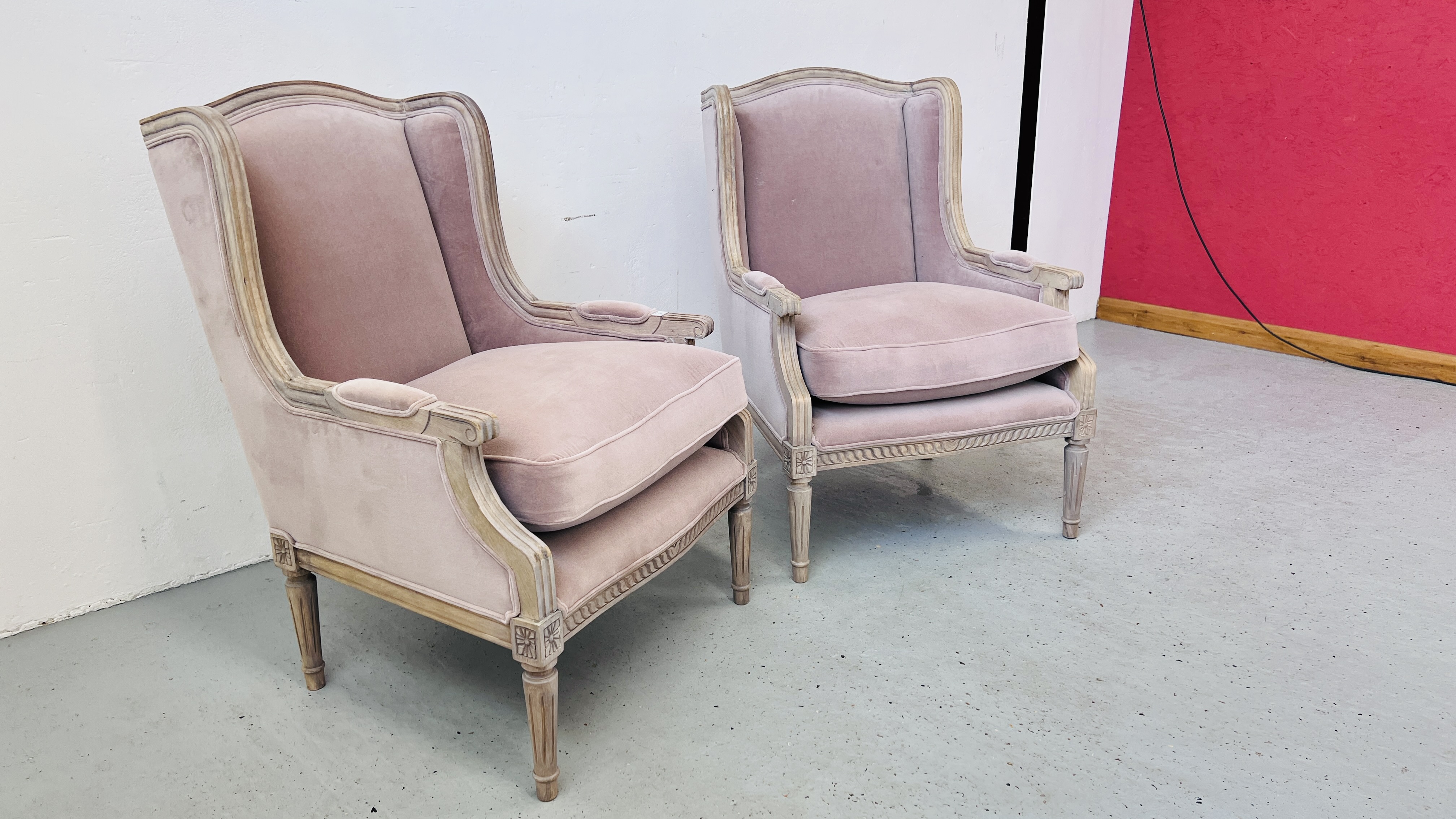 A PAIR OF GOOD QUALITY REPRODUCTION DUNELM LIMED FINISH FRENCH STYLE ARM CHAIRS WITH MAUVE - Image 8 of 15