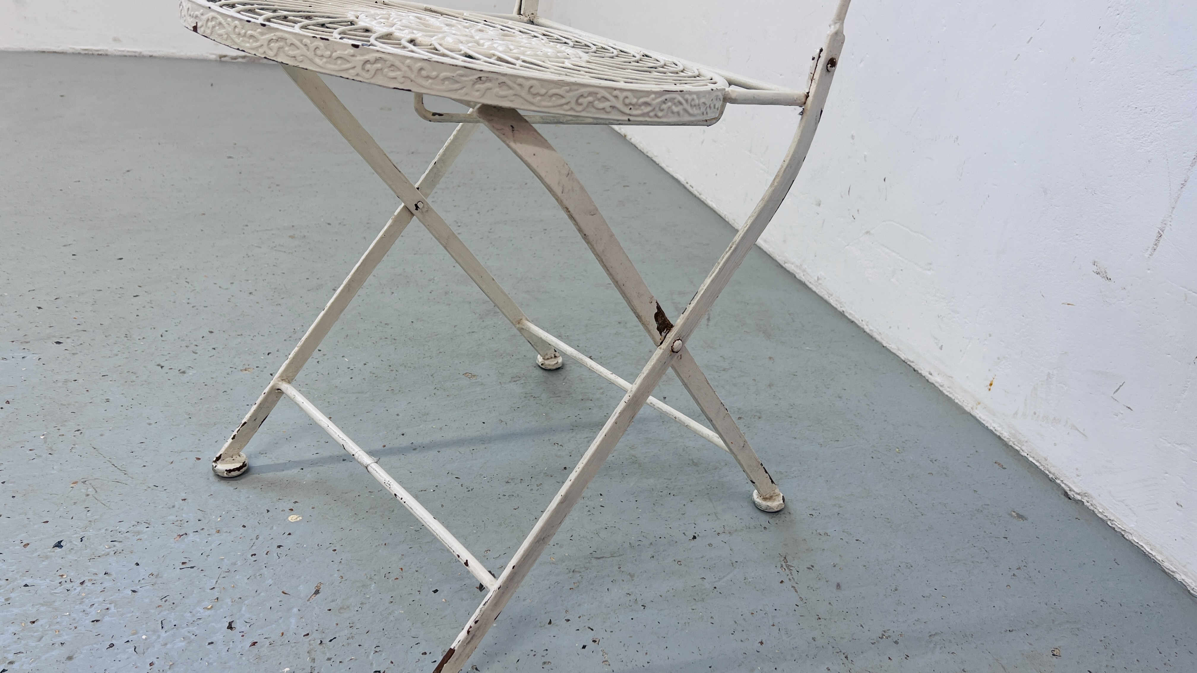 A WHITE PAINTED DECORATIVE FOLDING METALCRAFT GARDEN CHAIR. - Image 4 of 5