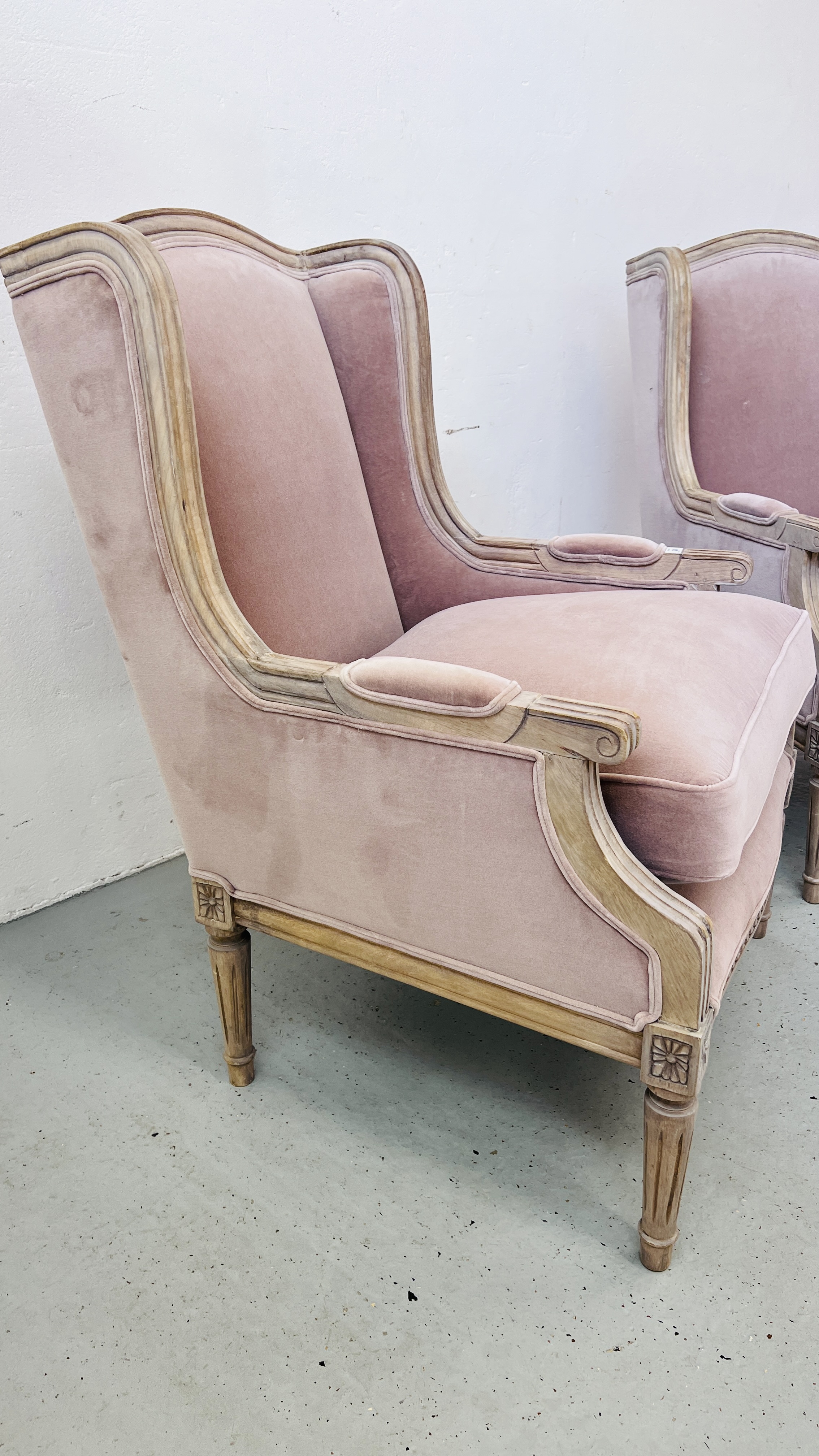 A PAIR OF GOOD QUALITY REPRODUCTION DUNELM LIMED FINISH FRENCH STYLE ARM CHAIRS WITH MAUVE - Image 9 of 15