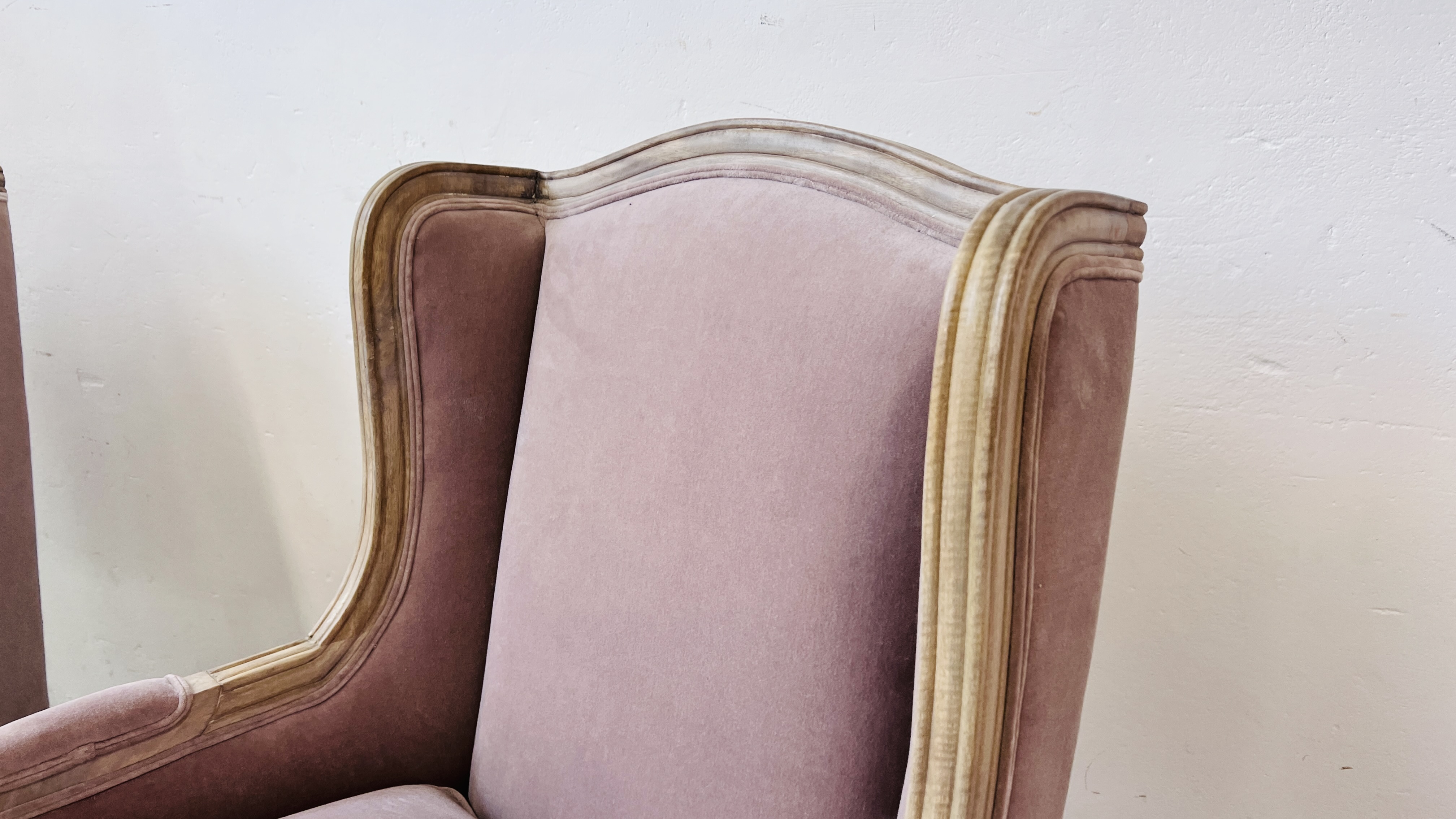 A PAIR OF GOOD QUALITY REPRODUCTION DUNELM LIMED FINISH FRENCH STYLE ARM CHAIRS WITH MAUVE - Image 4 of 15