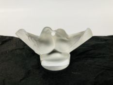 A SMALL LALIQUE GLASS BIRD ORNAMENT "LOVE BIRDS"