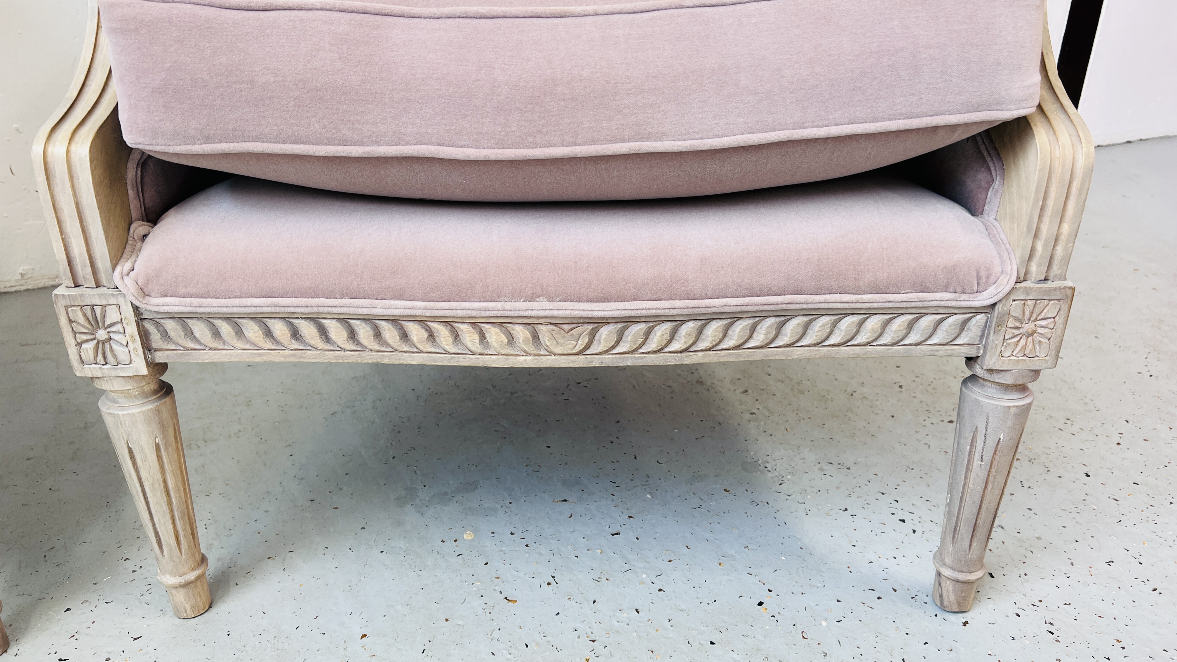 A PAIR OF GOOD QUALITY REPRODUCTION DUNELM LIMED FINISH FRENCH STYLE ARM CHAIRS WITH MAUVE - Image 13 of 15