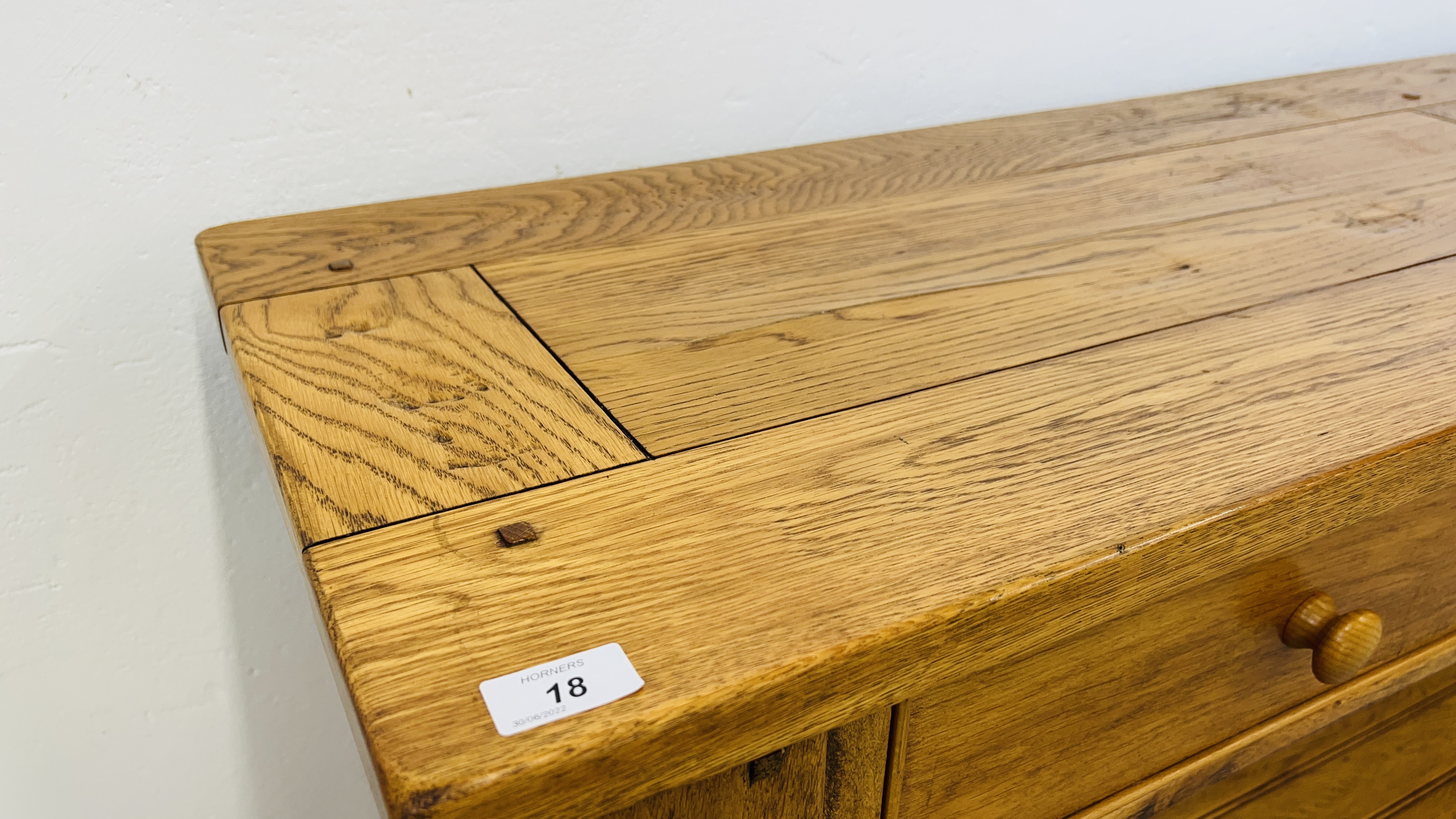 A MODERN SOLID OAK THREE DRAWER SIDE / HALL TABLE W 180CM, D 44.5CM, H 82.5CM. - Image 6 of 13