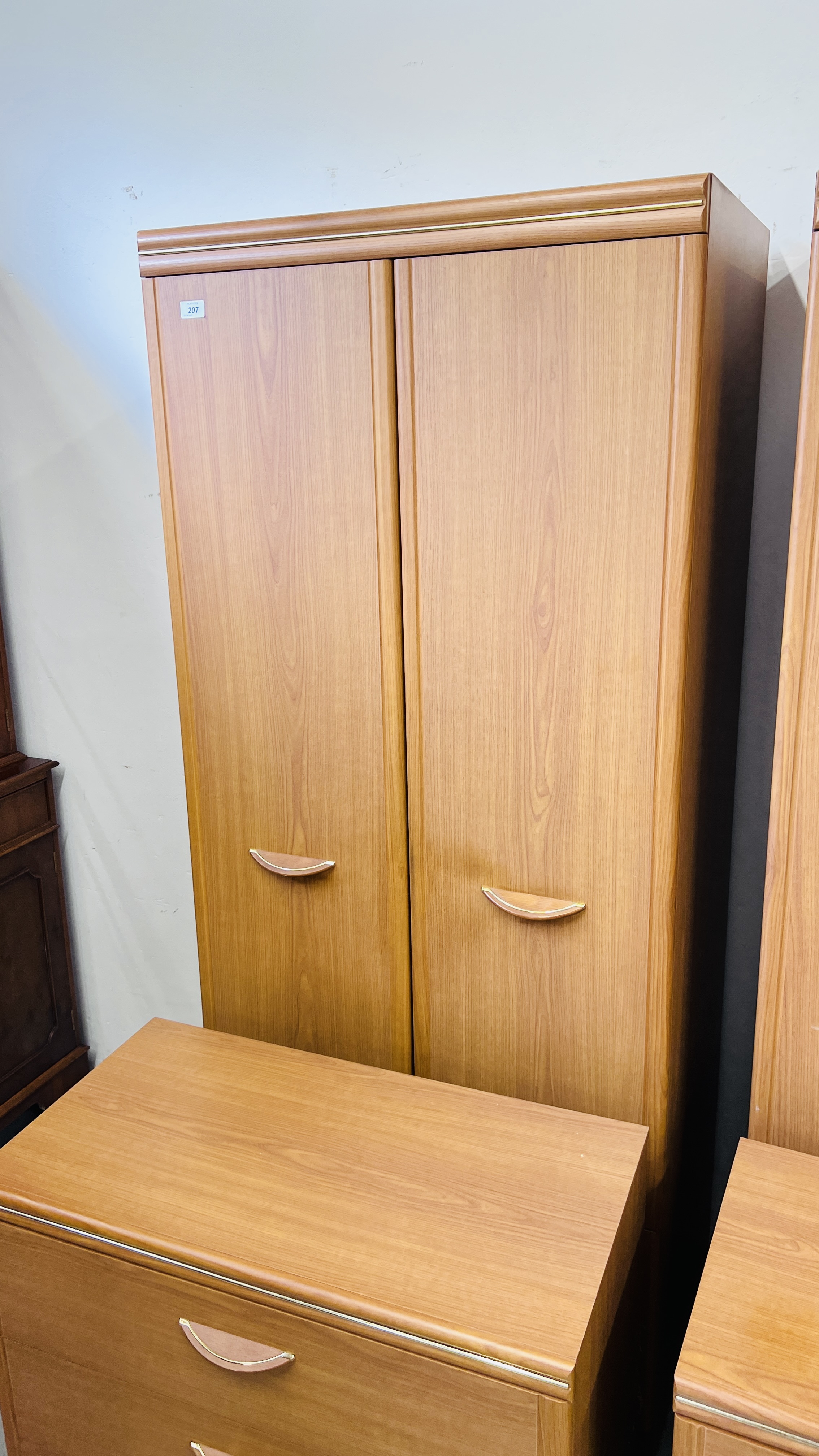 A SUITE OF ALSTONS CHERRYWOOD FINISH BEDROOM FURNITURE COMPRISING OF DOUBLE WARDROBE WITH TWO - Image 5 of 7