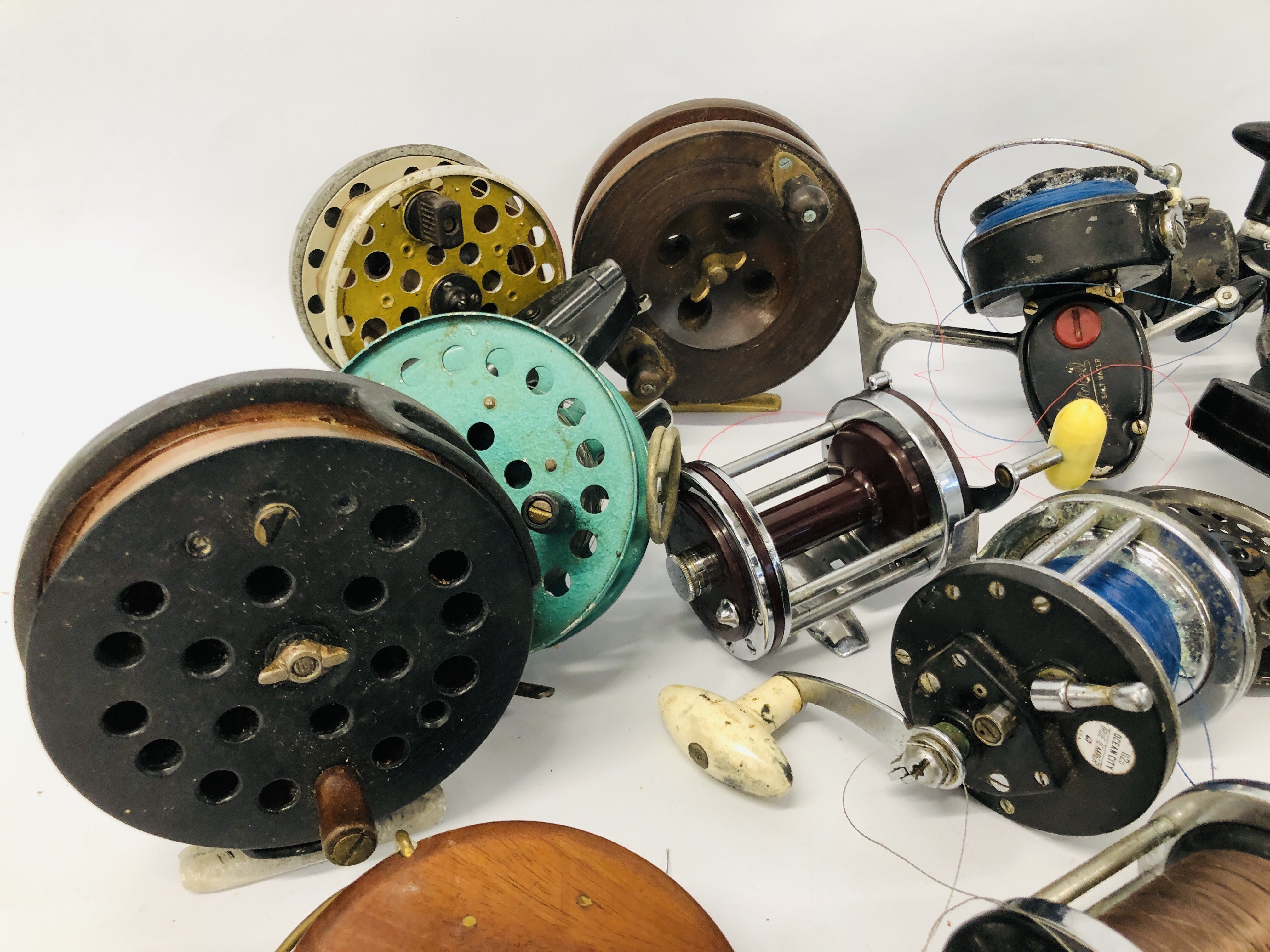 20 VARIOUS VINTAGE FISHING REEL TO INCLUDE MITCHELLS, PENN AND CENTRE PINS ETC. - Image 3 of 7