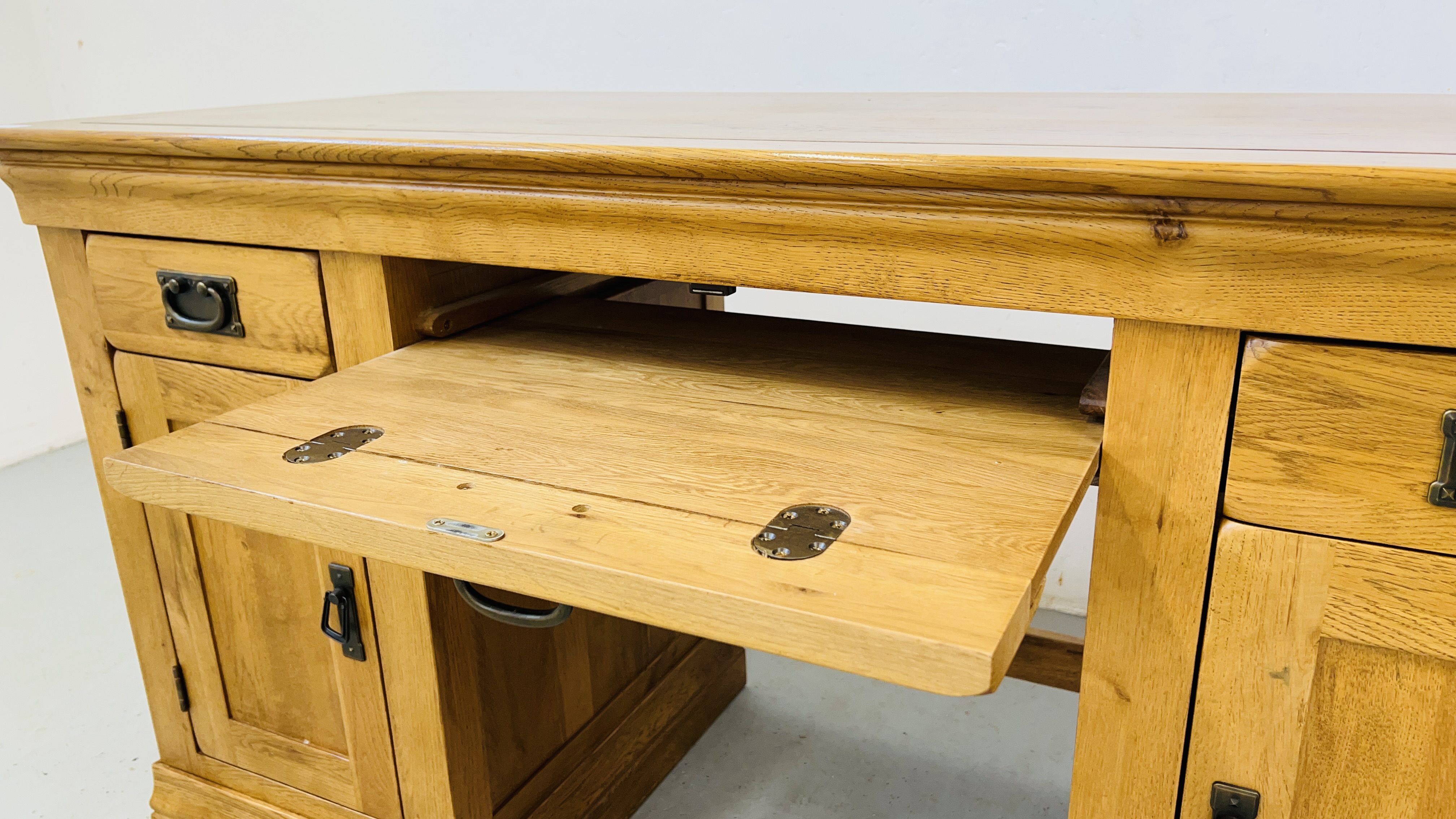 A MODERN SOLID OAK TWIN PEDESTAL HOME OFFICE DESK W 145CM, D 60CM, - Image 12 of 16