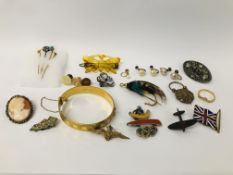 COLLECTION OF VINTAGE COSTUME JEWELLERY TO INCLUDE A SILVER CAMEO BROOCH, RAF BADGE,