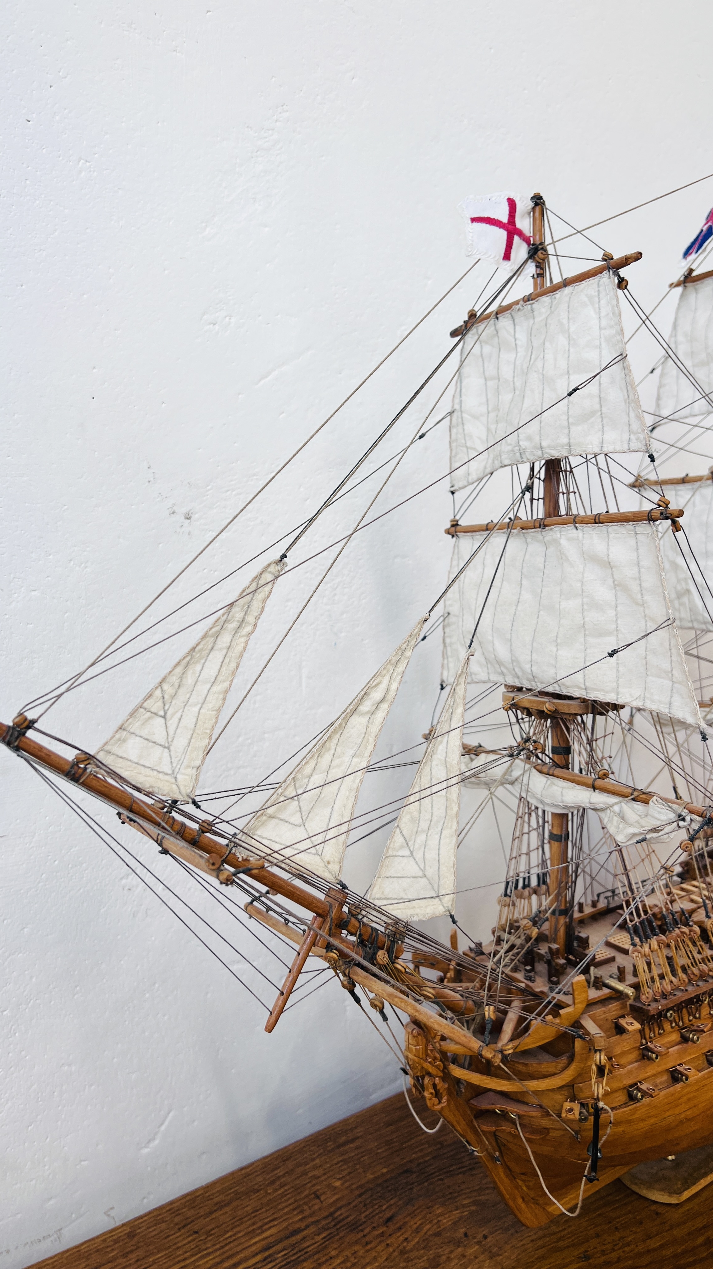A MODEL WOODEN GALLEON LENGTH 80CM, HEIGHT 60CM AND A WOODEN SAILING BOAT MODEL LENGTH 43CM, - Image 4 of 10