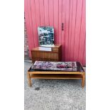 A RETRO TEAK FRAMED RECTANGULAR TWO TIER COFFEE TABLE WITH SMOKED GLASS TOP 112CM X 48CM AND A