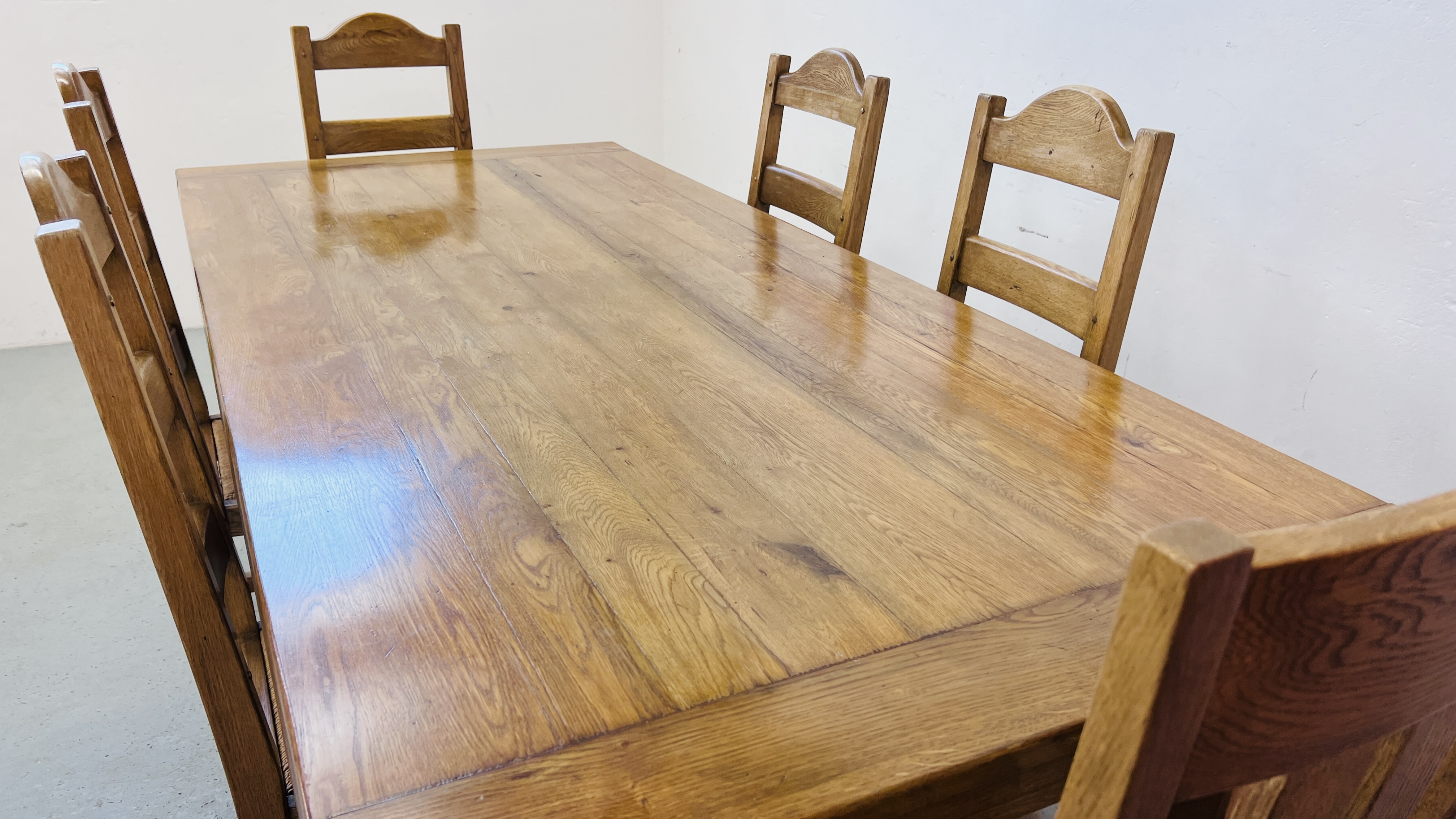 A MODERN SOLID OAK DINING TABLE LENGTH 220CM, - Image 3 of 15