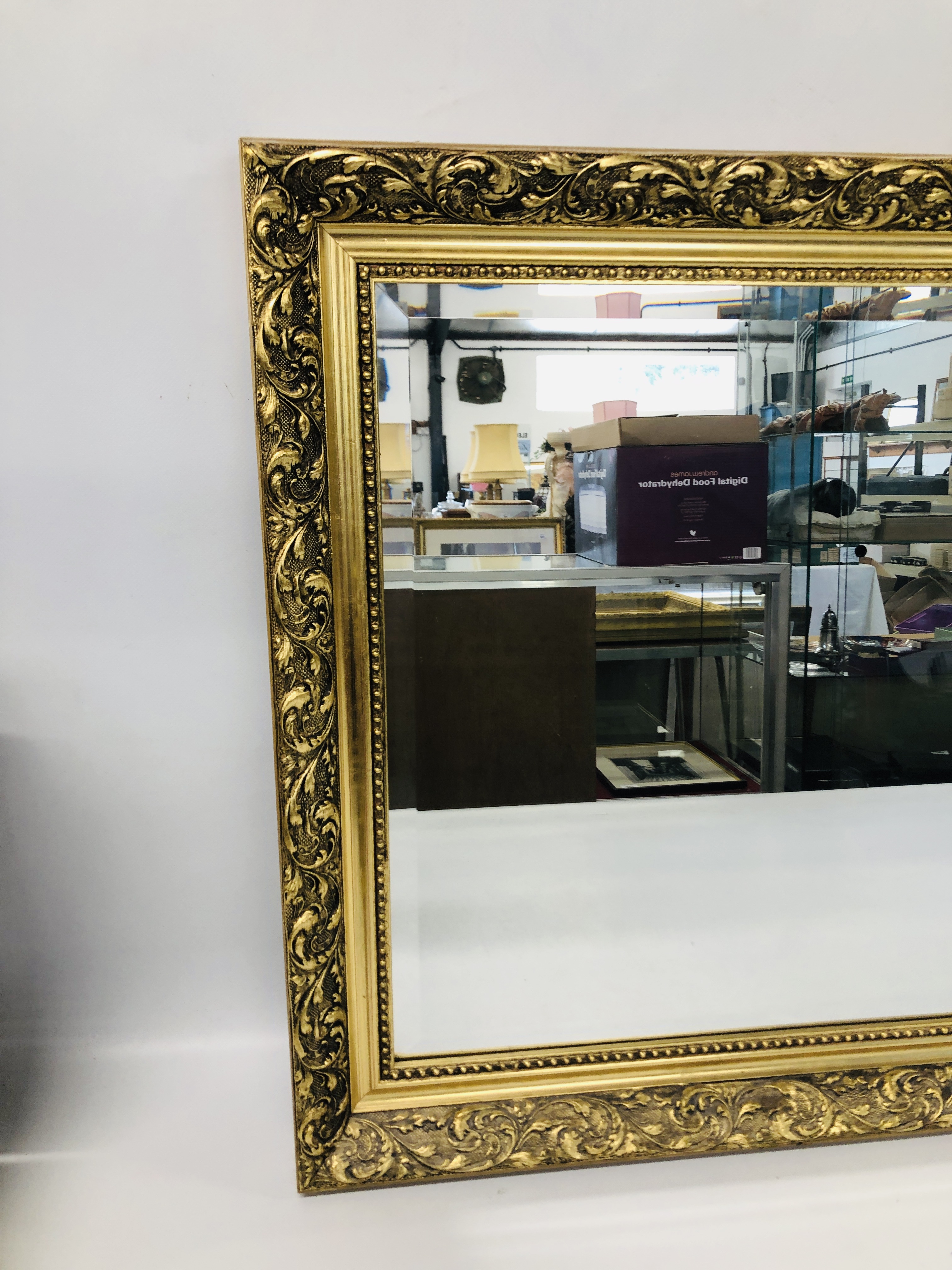 A GILT FRAMED WALL MIRROR WITH BEVELLED PLATE GLASS 60CM X 85CM. - Image 2 of 3