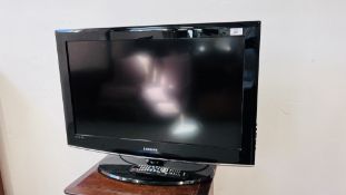 A SAMSUNG 32 INCH FLATSCREEN TELEVISION COMPLETE WITH REMOTE MODEL LE32A457C1DXXU - SOLD AS SEEN.