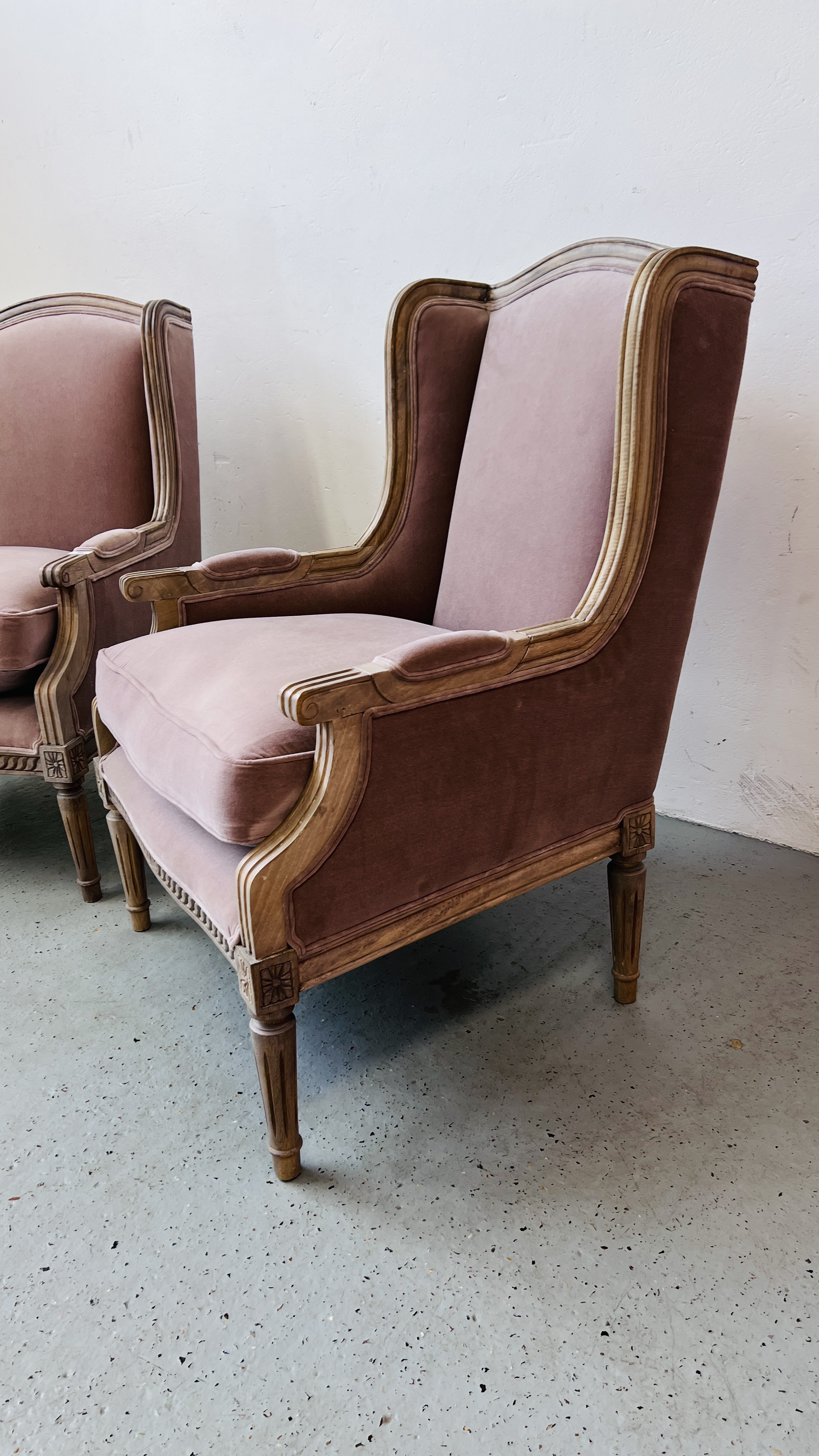 A PAIR OF GOOD QUALITY REPRODUCTION DUNELM LIMED FINISH FRENCH STYLE ARM CHAIRS WITH MAUVE - Image 2 of 15