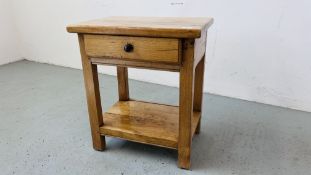 A SOLID OAK SINGLE DRAWER LAMP / SIDE TABLE W 56CM, D 39CM, H 64CM.