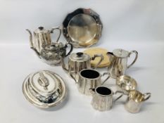 A COLLECTION OF SILVER PLATED WARE TO INCLUDE BREAD BOARD, TUREEN AND COVER,