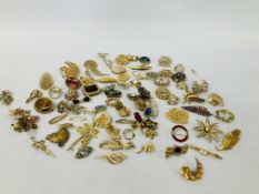COLLECTION OF VINTAGE AND RETRO BROOCHES