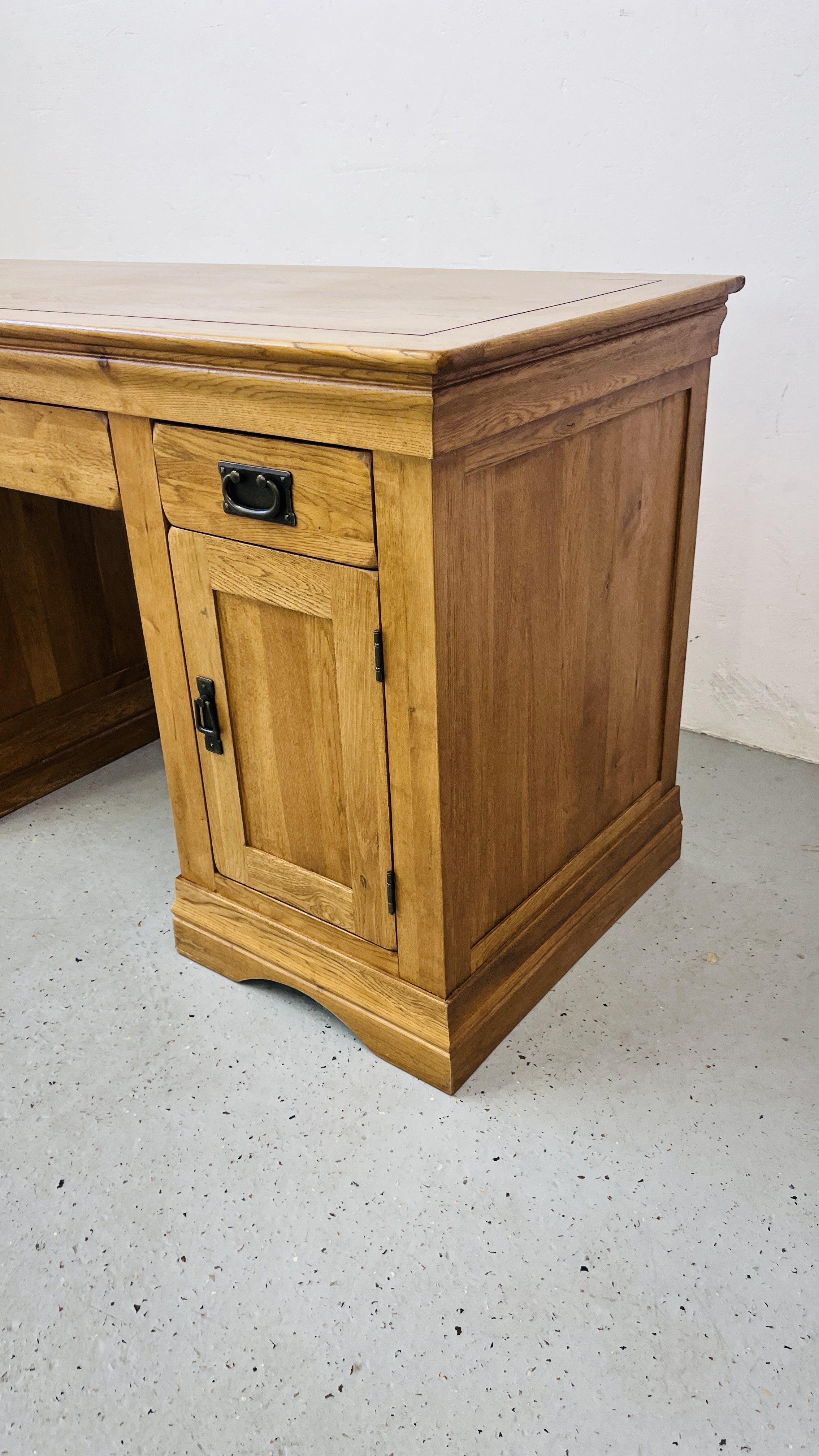 A MODERN SOLID OAK TWIN PEDESTAL HOME OFFICE DESK W 145CM, D 60CM, - Image 4 of 16