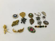 COLLECTION OF VINTAGE BROOCHES TO INCLUDE TRIFARI ETC.