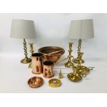 BOX OF ASSORTED VINTAGE METAL WARE TO INCLUDE PAIR OF BRASS CANDLESTICKS,