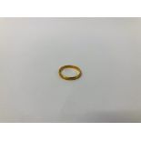 22CT GOLD WEDDING BAND.