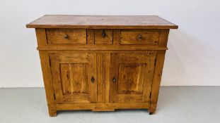 A SOLID RUSTIC OAK THREE DRAWER, TWO DOOR DRESSER BASE W 120CM, D 54CM, H 95CM.