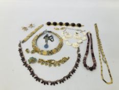 QUANTITY OF ASSORTED VINTAGE JEWELLERY TO INCLUDE MANY SETS ETC.