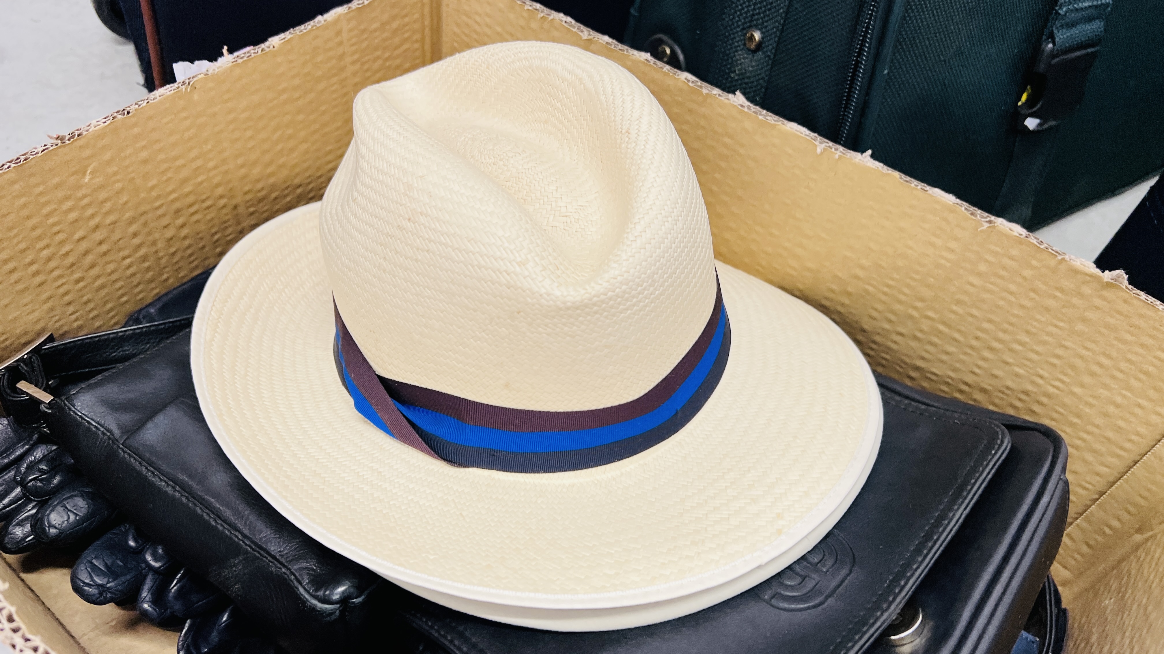 A GROUP OF LUGGAGE CASES TO INCLUDE ANTLER + GENTS ATTACHE CASE, A PANAMA HAT AND ONE OTHER, - Image 7 of 11