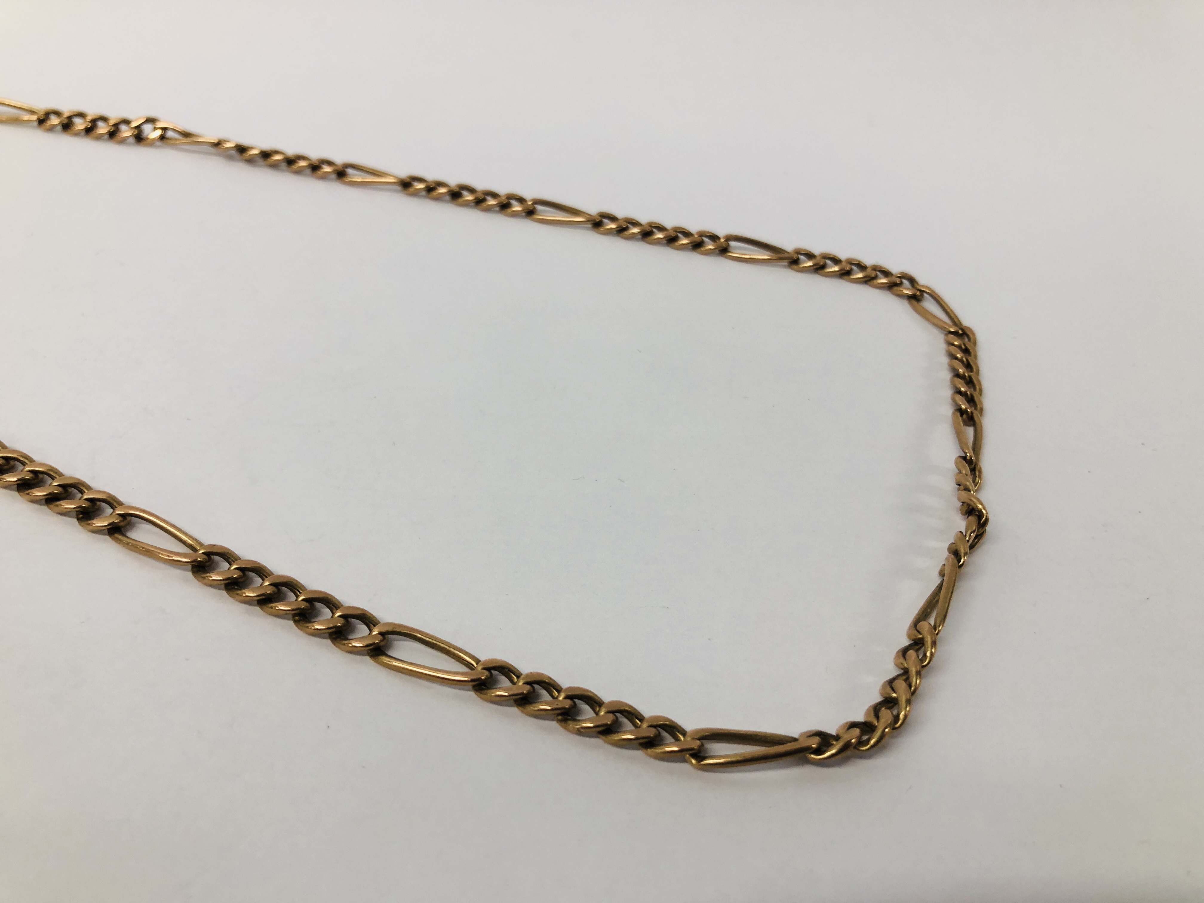 A 9CT GOLD FIGARO LINK NECKLACE LENGTH 64CM. - Image 5 of 7