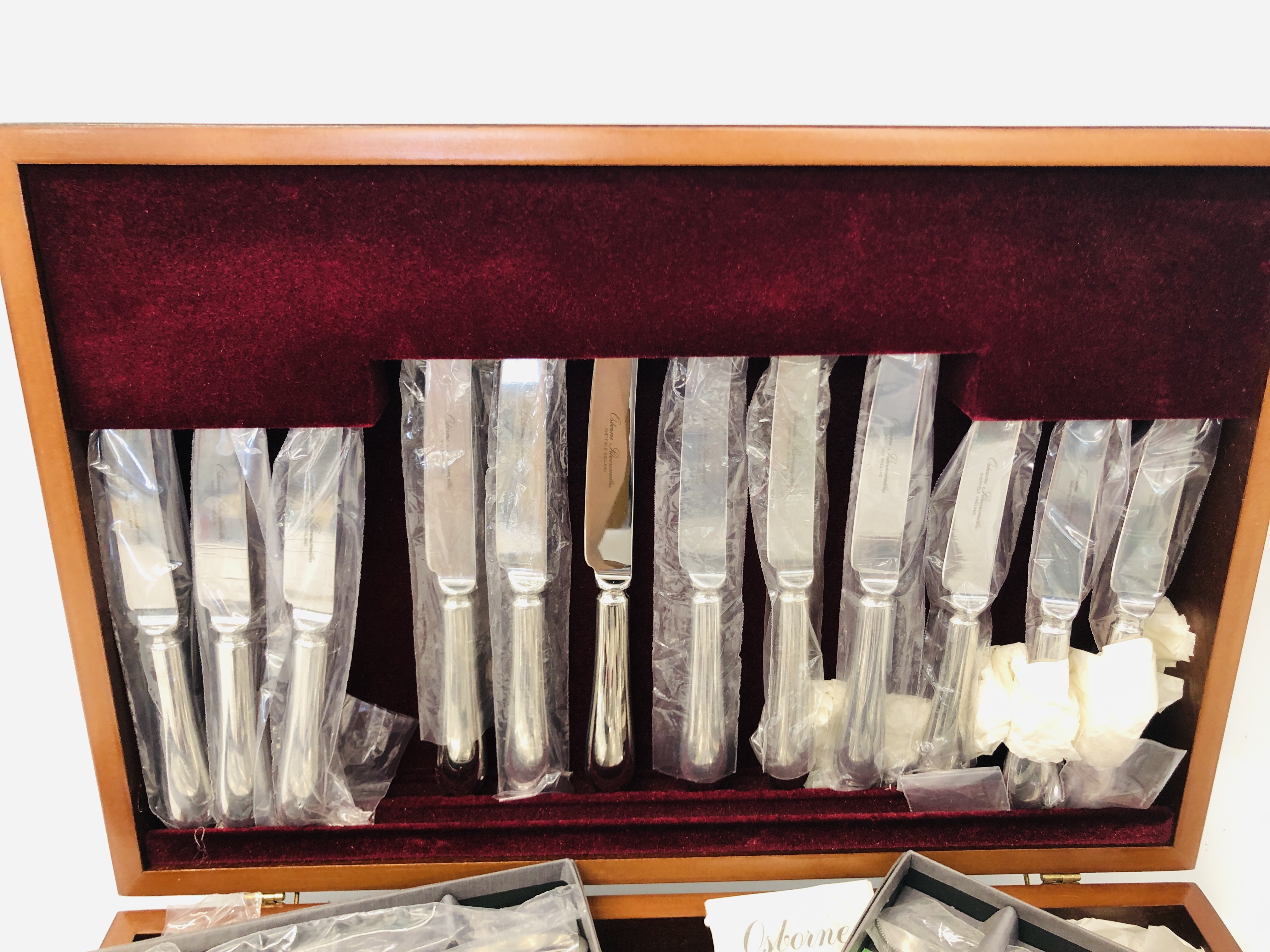 A COMPLETE CASED CANTEEN OF OSBOURNE SIX PLACE SETTING CUTLERY AND OSBOURNE CASED CAKE KNIFE AND - Image 2 of 7