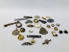 TRAY OF ASSORTED VINTAGE JEWELLERY AND COLLECTIBLES TO INCLUDE VINTAGE PHOTO LOCKETS,