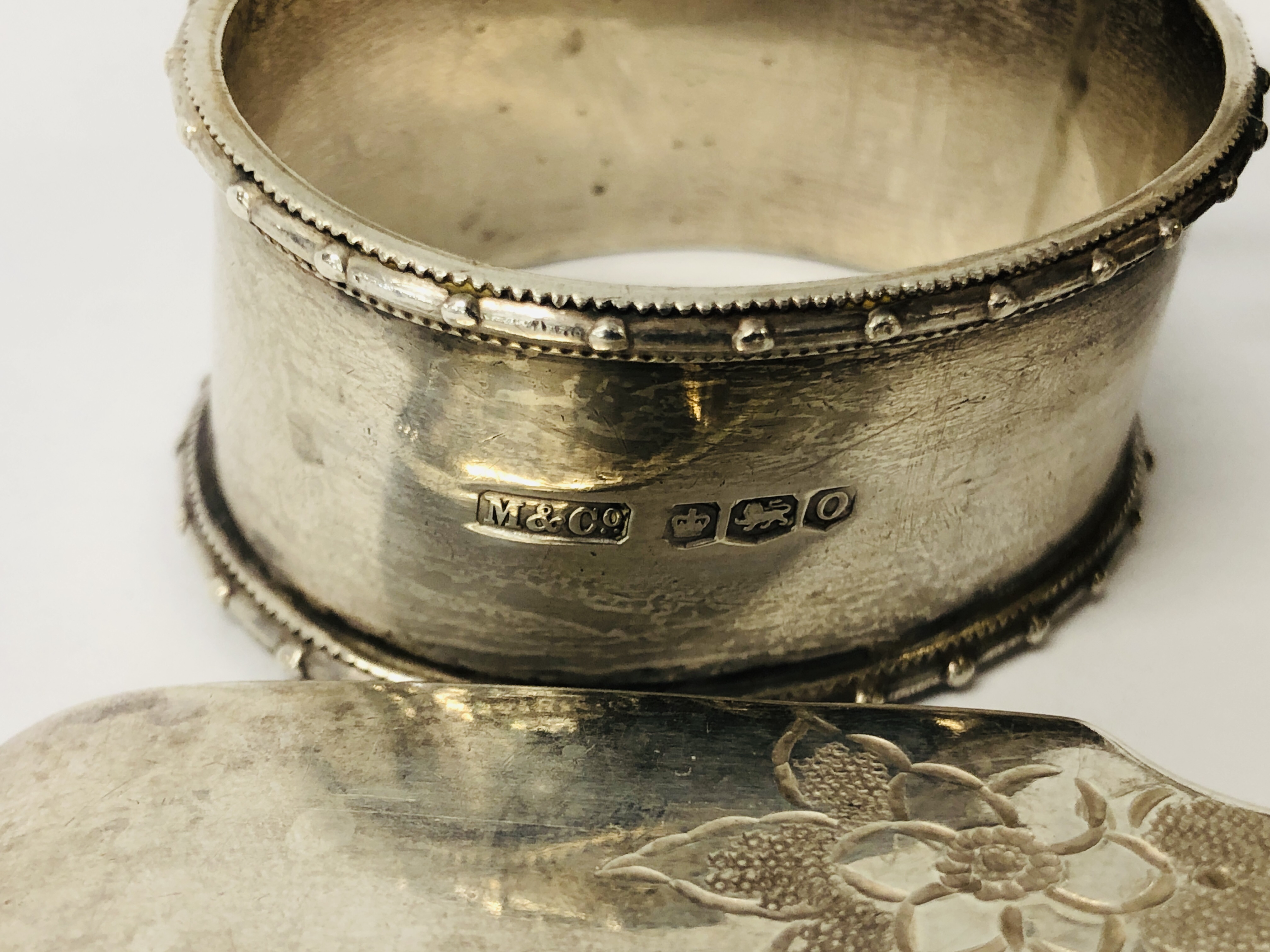 COLLECTION OF SILVER TO INCLUDE SILVER SAUCE BOAT, BIRMINGHAM ASSAY, SILVER SERVIETTE RING AND TOP, - Image 4 of 17