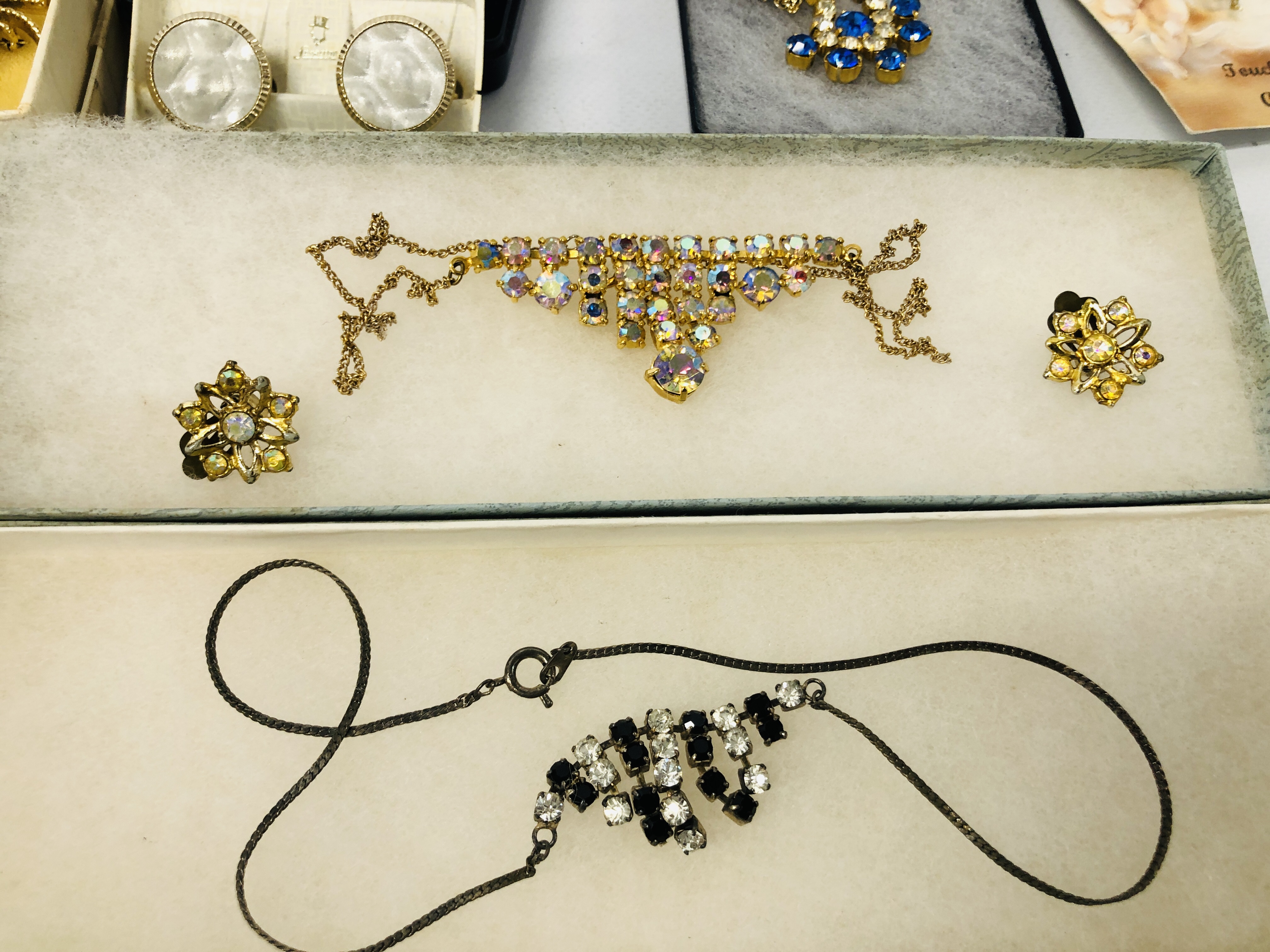 A COLLECTION OF COSTUME JEWELLERY TO INCLUDE BROOCHES, NECKLACES, WRIST WATCHES, CUFF LINKS ETC. - Image 9 of 10