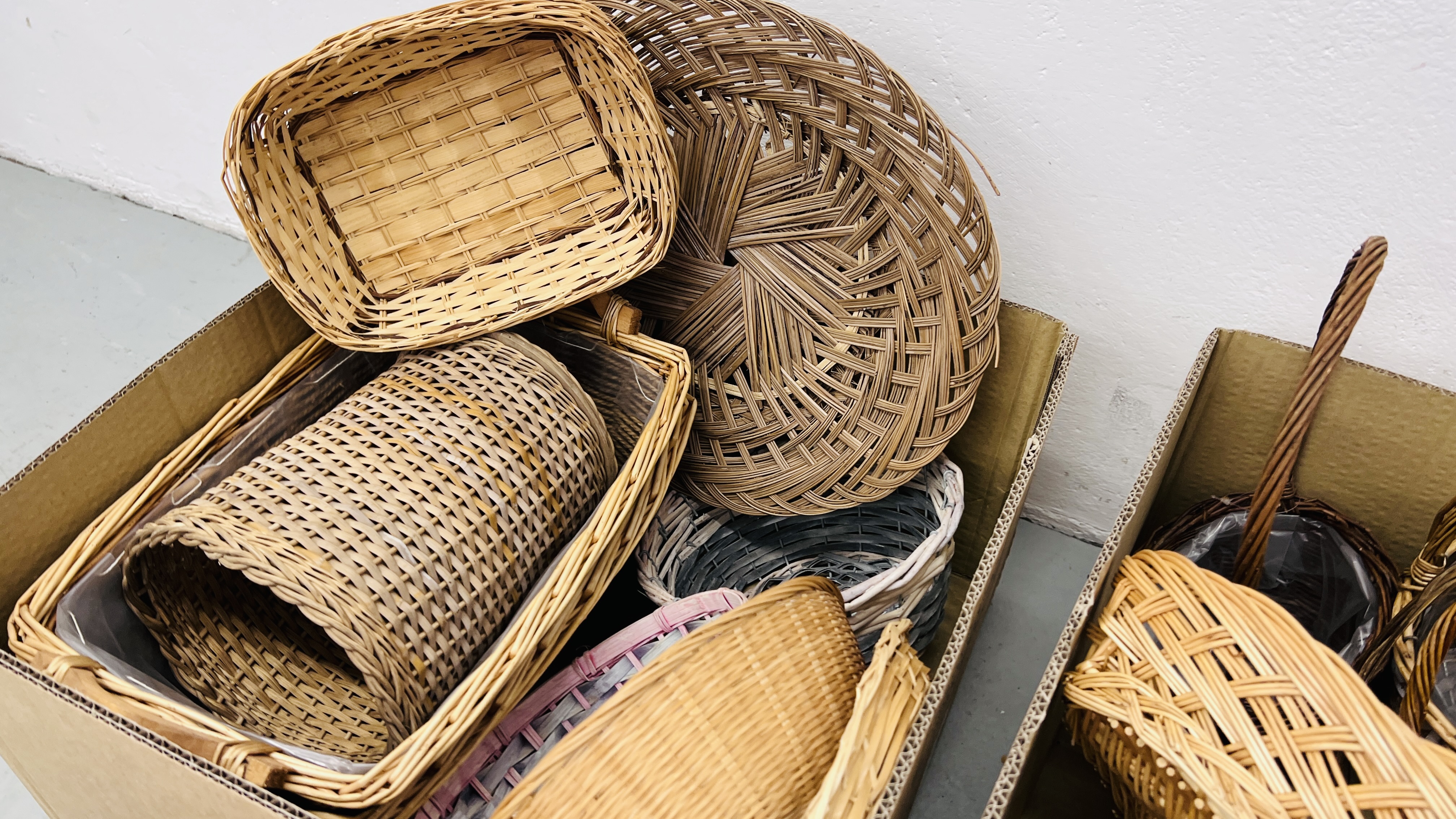 A COLLECTION OF ASSORTED BASKET WARE. - Image 6 of 7