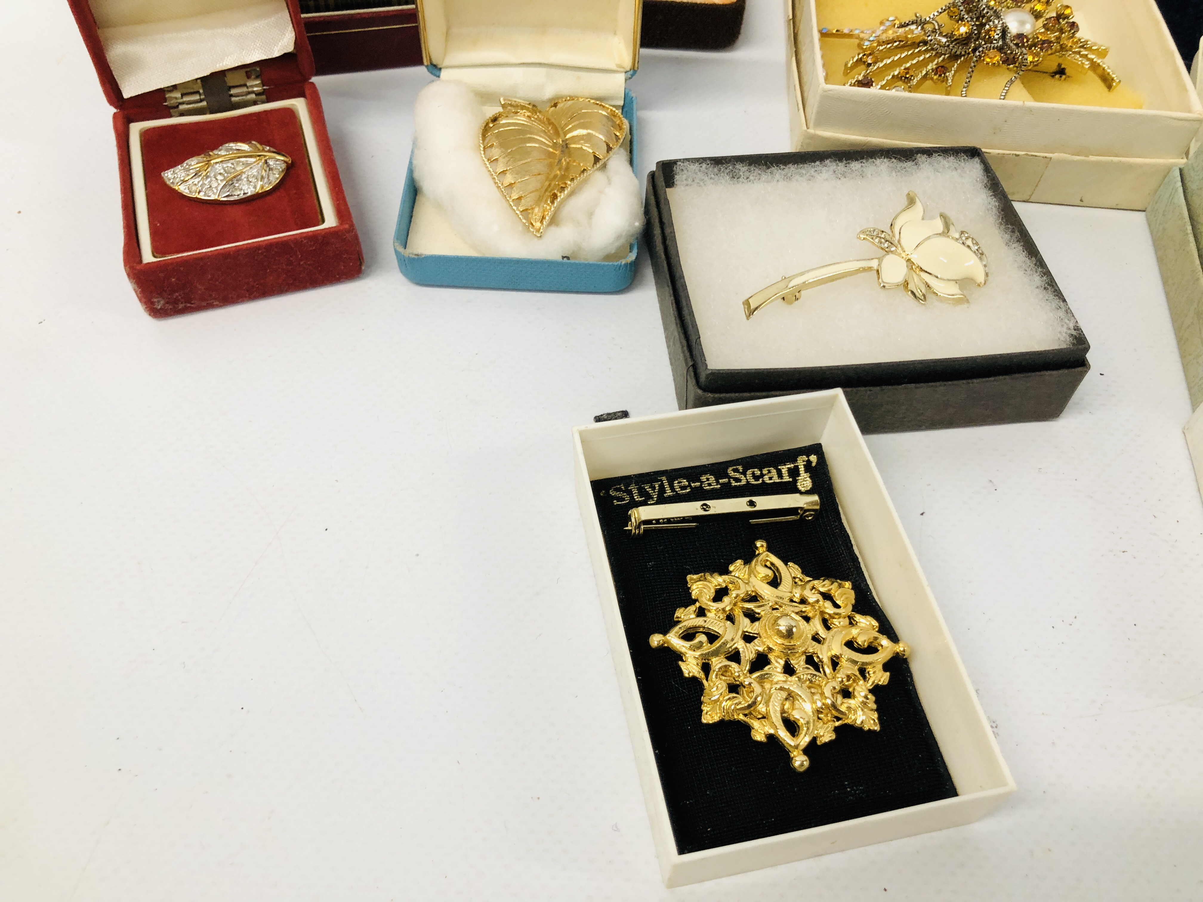 A COLLECTION OF COSTUME JEWELLERY TO INCLUDE BROOCHES, NECKLACES, WRIST WATCHES, CUFF LINKS ETC. - Image 2 of 10