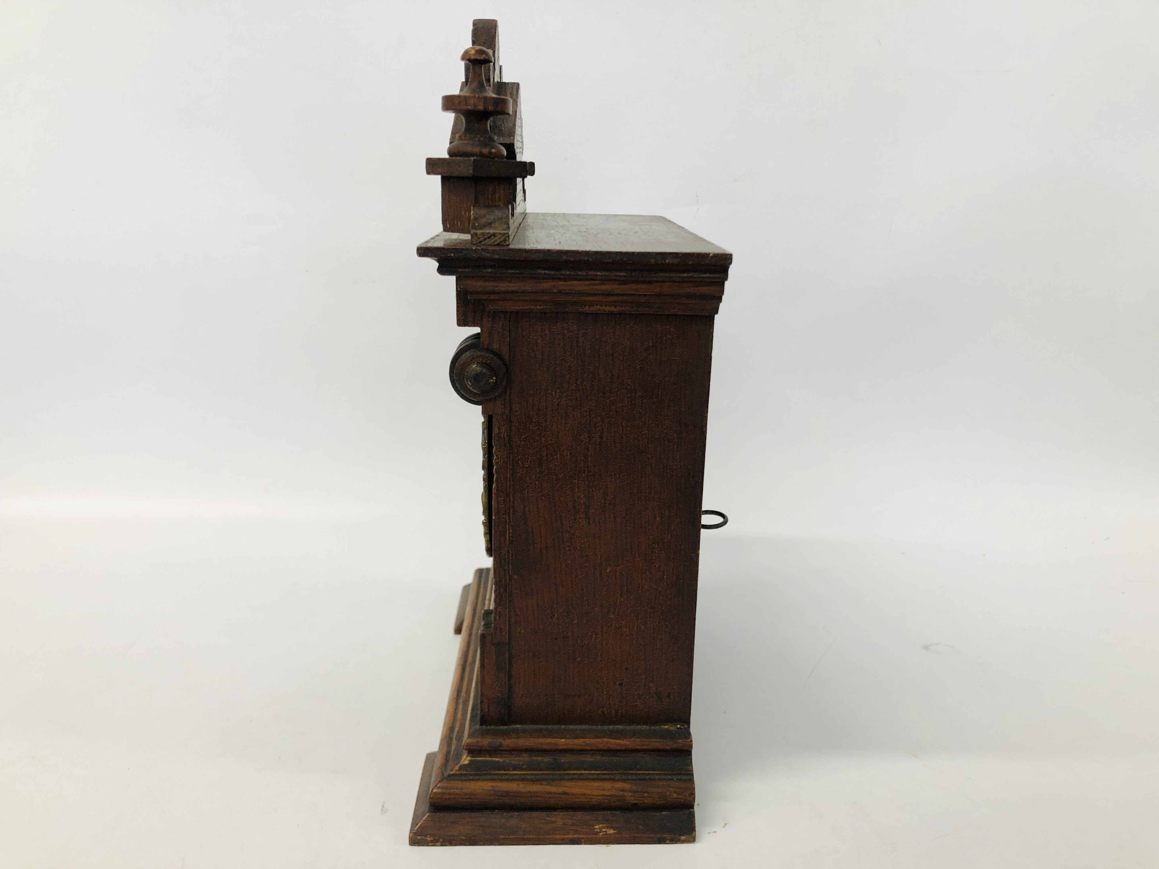 A DECORATIVE OAK CASED MANTEL CLOCK WITH CARVED DETAIL AND PENDULUM H 38CM. - Image 4 of 9