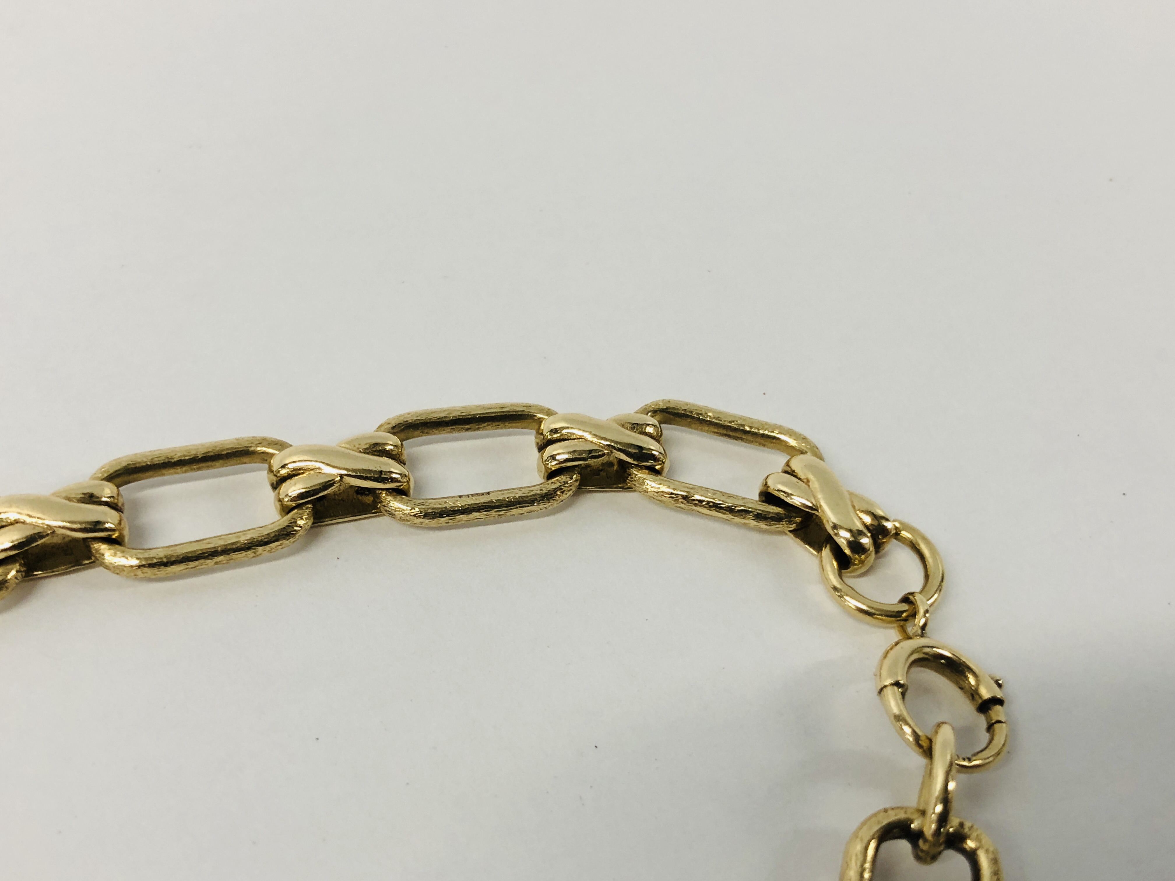 ELEGANT 9CT GOLD FLAT LINK BRACELET WITH A CROSS OVER DESIGN. - Image 5 of 8